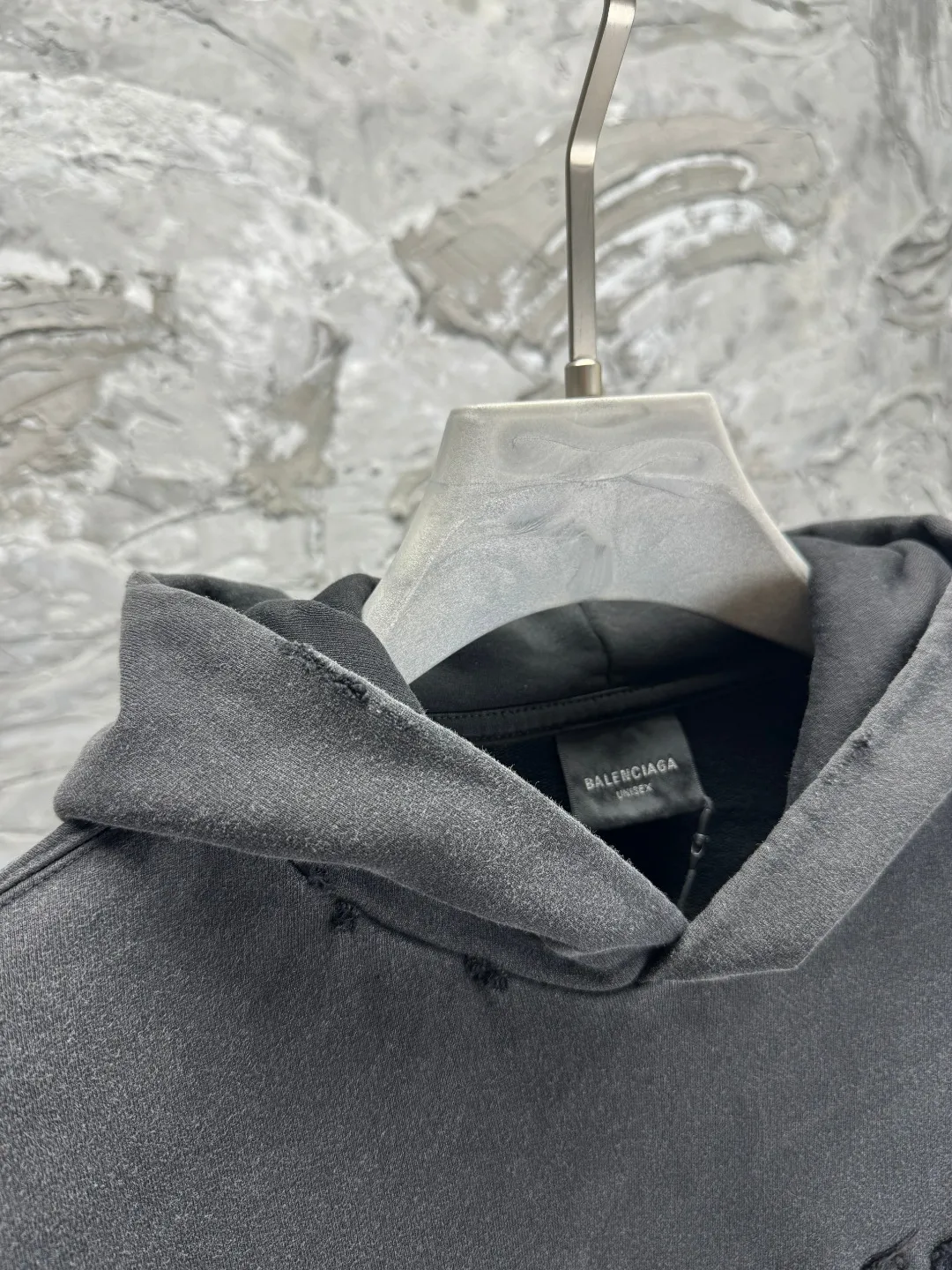 🅿️370 BALENCI*GA Paris' latest hooded long-sleeved sweatshirt with chest patch with letter LOGO. The classic letter LOGO on the front is patched and embroidered with an imported Tajima embroidery machine. The master manually positions and hand-grinds the fixed points. The ready-made garments are washed, aged and worn. Overweight craftsmanship. The effect is three-dimensional. Exclusively pattern-woven and dyed 460g fabric. Threads are dyed in the same vat with zero color difference. Brick cabinet synchronization. Welcome to compare. Same style for men and women -Color: washed black -SIZE: Xs S M L style number 8960#