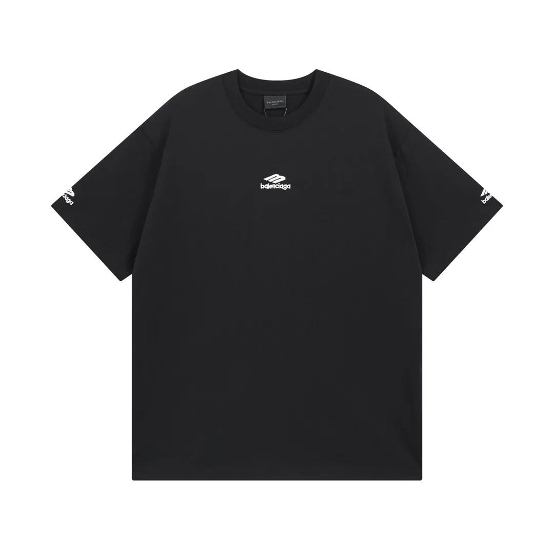 🅿️174 photos [Top version. Official website quality] BALENCI*GA/Paris BALENCI*GA# New style, 2025 new ski series 3B classic LOGO, short-sleeved T-shirt with micro-label embroidery on the left and right cuffs of the chest. Brick cabinet synchronization. Welcome to compare. The fabric is made of Paris ZP custom-woven and dyed 100% cotton double-yarn compact cotton. The weight is 260 grams. The cloth surface is clean. The cloth pattern is clear. It is soft and comfortable. It has good color fastness and is not easy to change color. The threads are woven and dyed with no color difference. The embroidery is done using a Tajima embroidery machine, and the letters are three-dimensional. Comparisons welcome. Restore brick cabinet. The version adopts OS loose shoulder version. Same style for men and women. Code: BL223612 Color: black, white Size: XS S M L
