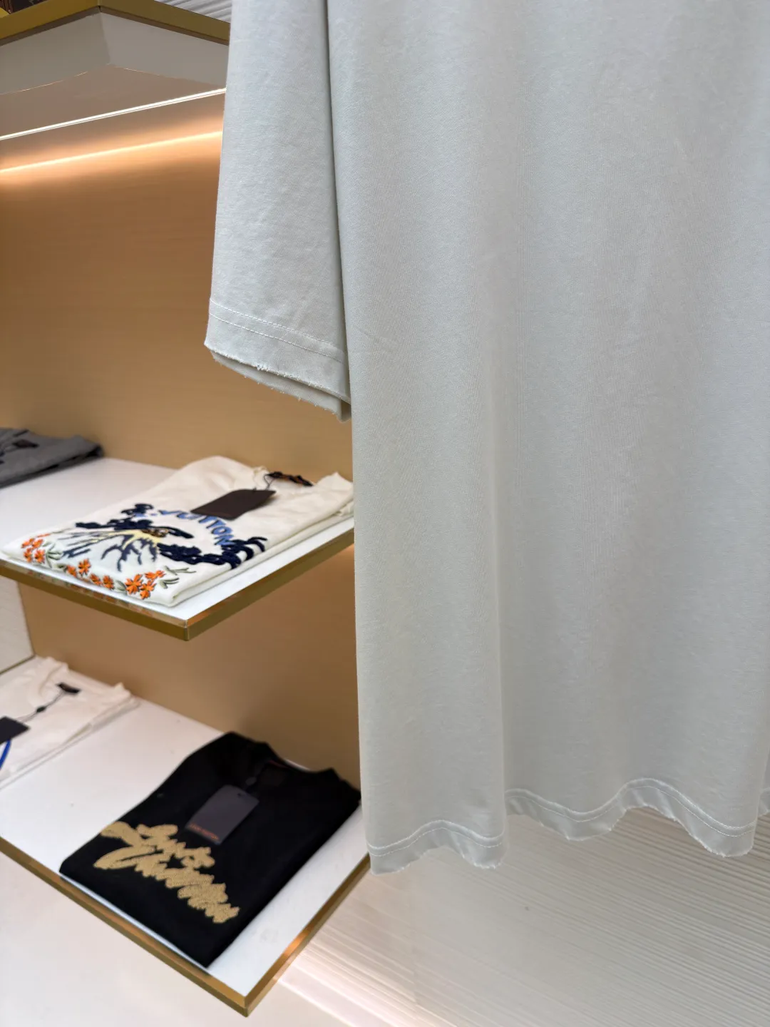 Balenciaga white background glue printed round neck short sleeves ●Original version: purchased and developed for 6500 ●Item number: 1681596-A15 ●Fabric: retro plain knitted fabric ●Technology: Glue printing production ●Color: white ●Version: fitted version ●Weight: about 255g ●Size: Thread, weight is 270g. The weight of the fabric ensures lightness and breathability. The 24-count yarn gives the fabric a delicate and smooth texture, and the plain knitted structure brings good skin-friendliness and moderate elasticity. The fabric has been washed in faded gray, which not only gives it a unique retro look and softens the color, but also achieves a pre-softening effect on the touch, eliminating the stiffness of new fabric and giving the garment a comfortable and soft old material feel when worn for the first time. Dark floral dot multi-layer overlay printing is an advanced printing technology that combines fine patterns and three-dimensional layers. Its core is to use high-mesh dot plate making to overprint transparent or light-colored printing paste on the fabric base multiple times with micron-level precision. Each overlay is accurately aligned to form a faint dark flower texture. The printing pattern does not rely on bright colors, but creates subtle light and shadow gradients and tactile layering on the surface of the fabric through the thickness difference of slurry accumulation and light refraction. The pattern shows subtle changes at different angles, combining visual depth and long-lasting washability. The overall wiring is straight and delicate, the fabric is comfortable and soft, and the color is consistent without color difference. It can be matched with the same style to create a fashionable look and control various occasions. Customized accessories, complete with three standards, same style for men and women!