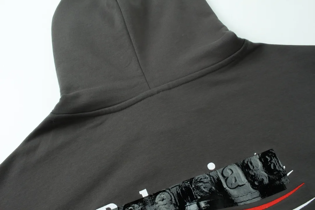 🅿️310 Detailed picture [Top version. Official website quality] BALENCI*GA/Paris#Classic. Coke embroidered black tape hooded sweatshirt. The fabric is made of Paris ZP custom-woven and dyed cotton sweatshirt. The weight is 450 grams. The cloth surface is clean. The cloth pattern is clear, soft and comfortable. The color fastness is good. It is not easy to change color. The threads are dyed with no color difference. The classic pattern embroidery uses an imported embroidery machine, and the embroidery thread color is based on the original color. It is produced based on the pictures in the Jubie market. The letters are clear. The three-dimensional effect is strong. The embroidered flowers are laminated on the finished product. The version adopts OS loose shoulder design. Same style for men and women. Code: BL238058 Color: black, off-white, smoky gray, red, brown Size: XS S M L
