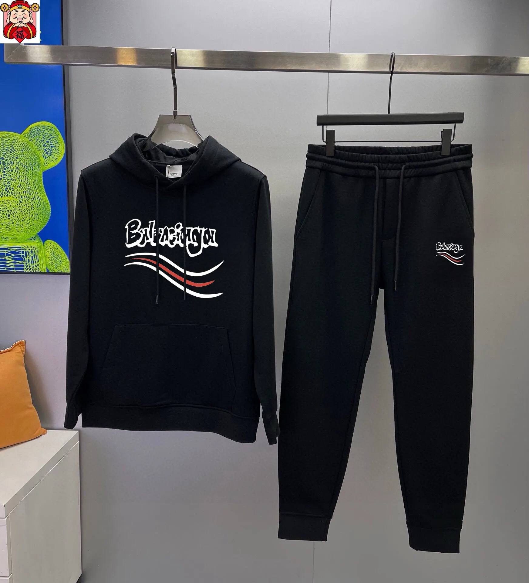 🅿️440 [BALENCIAGA] (Gospel for Fatty) hot-selling suit is coming. Focus on the original version of the official website. 2025 new hot-selling cardigan and sweatshirt suit. The original order is the best. 🇭🇰The meticulous work of top designers is dedicated to a fitting and perfect upper body effect. 100% natural high-quality Roman cotton, close-fitting comfort, noble and elegant! Original hardware embodies elegance and nobility! Counter size: M-5XL (maximum wear up to 220 pounds)