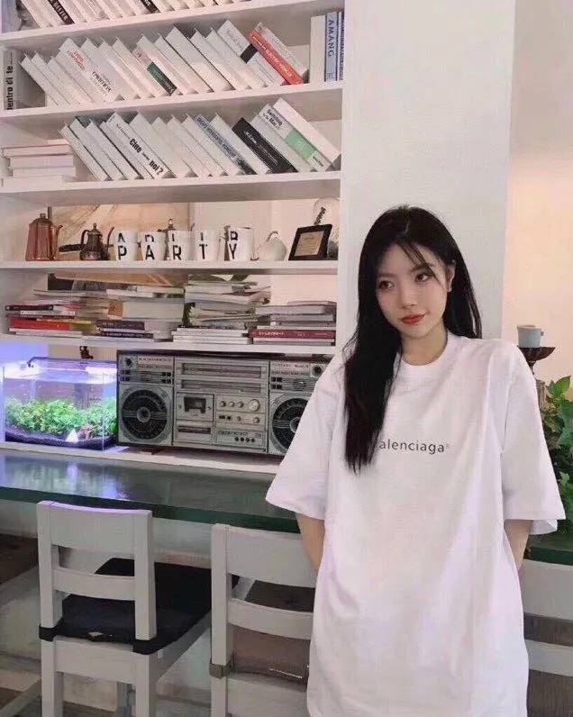 ♻️💯Reference model picture for the upper body❤️The top tested version of Balenciaga mailbox letter logo pure cotton loose cotton short sleeves for men and women couples. A simple basic T. Simple short sleeves that you can fall in love with at first sight. The Blcg mailbox logo on the chest is simple and beautiful. It is operated by an imported elliptical machine, without burrs and neatly aligned! The fabric is made of 260g double-ply double-yarn plain cotton fabric, which is different from the low-end version. The color is also super beautiful. It’s the best price! ! ! ! !  Color: black, white, fog blue, khaki, lake green Size: XS-L P:240