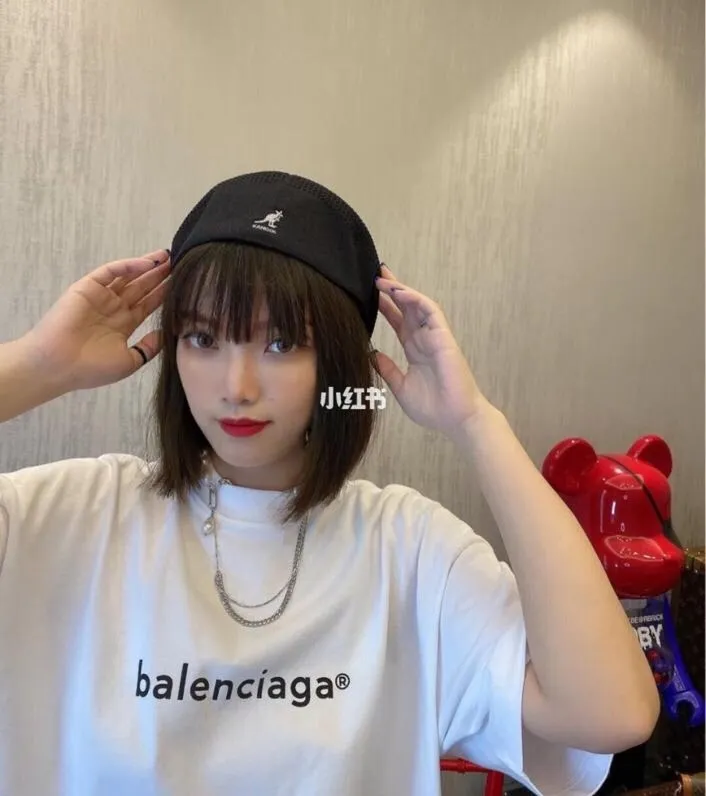 ♻️💯Reference model picture for the upper body❤️The top tested version of Balenciaga mailbox letter logo pure cotton loose cotton short sleeves for men and women couples. A simple basic T. Simple short sleeves that you can fall in love with at first sight. The Blcg mailbox logo on the chest is simple and beautiful. It is operated by an imported elliptical machine, without burrs and neatly aligned! The fabric is made of 260g double-ply double-yarn plain cotton fabric, which is different from the low-end version. The color is also super beautiful. It’s the best price! ! ! ! !  Color: black, white, fog blue, khaki, lake green Size: XS-L P:240