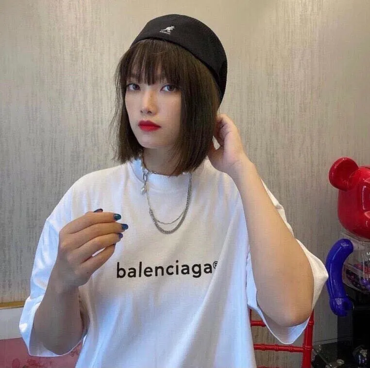 ♻️💯Reference model picture for the upper body❤️The top tested version of Balenciaga mailbox letter logo pure cotton loose cotton short sleeves for men and women couples. A simple basic T. Simple short sleeves that you can fall in love with at first sight. The Blcg mailbox logo on the chest is simple and beautiful. It is operated by an imported elliptical machine, without burrs and neatly aligned! The fabric is made of 260g double-ply double-yarn plain cotton fabric, which is different from the low-end version. The color is also super beautiful. It’s the best price! ! ! ! !  Color: black, white, fog blue, khaki, lake green Size: XS-L P:240
