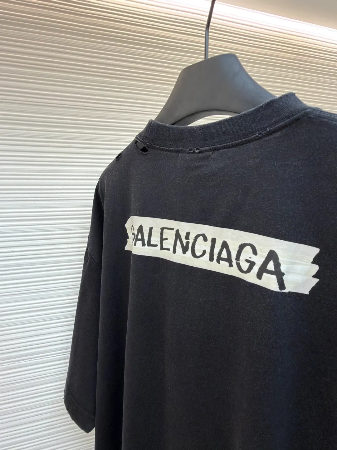 Balenciaga white background glue printed round neck short sleeves ●Original version: purchased and developed for 6500 ●Item number: 1681595-A15 ●Fabric: retro plain knitted fabric ●Technology: Glue printing production ●Color: black ●Version: fitted version ●Weight: about 255g ●Size: Thread, weight is 270g. The weight of the fabric ensures lightness and breathability. The 24-count yarn gives the fabric a delicate and smooth texture, and the plain knitted structure brings good skin-friendliness and moderate elasticity. The fabric has been washed in faded gray, which not only gives it a unique retro look and softens the color, but also achieves a pre-softening effect on the touch, eliminating the stiffness of new fabric and giving the garment a comfortable and soft old material feel when worn for the first time. Dark floral dot multi-layer overlay printing is an advanced printing technology that combines fine patterns and three-dimensional layers. Its core is to use high-mesh dot plate making to overprint transparent or light-colored printing paste on the fabric base multiple times with micron-level precision. Each overlay is accurately aligned to form a faint dark flower texture. The printing pattern does not rely on bright colors, but creates subtle light and shadow gradients and tactile layering on the surface of the fabric through the thickness difference of slurry accumulation and light refraction. The pattern shows subtle changes at different angles, combining visual depth and long-lasting washability. The overall wiring is straight and delicate, the fabric is comfortable and soft, and the color is consistent without color difference. It can be matched with the same style to create a fashionable look and control various occasions. Customized accessories, complete with three standards, same style for men and women!