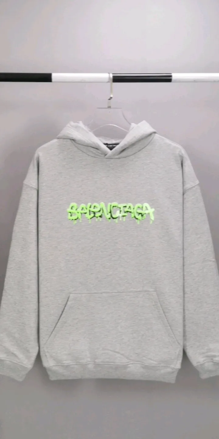 Real shot of the video - the top tested version of BALENCIAGA, pink jelly glue dissolved pure cotton, loose and breathable, trendy brand, same style short sleeves for men and women. The design elements are still as simple as ever. The letters on the chest are integrated with the design of melted jelly, giving an immediate sense of high-end. 100% looped terry cotton fabric, pre-shrunk and washed, multi-dimensional handle. The printing is dot printing, cross-engraved lettering mold, inkjet-style heat transfer. The gel letters are first made and then fixed on the fabric through high-temperature pressing. The elements are simple and versatile. They look great in any combination. Color: black, white, light gray. Size: XS-L P:450