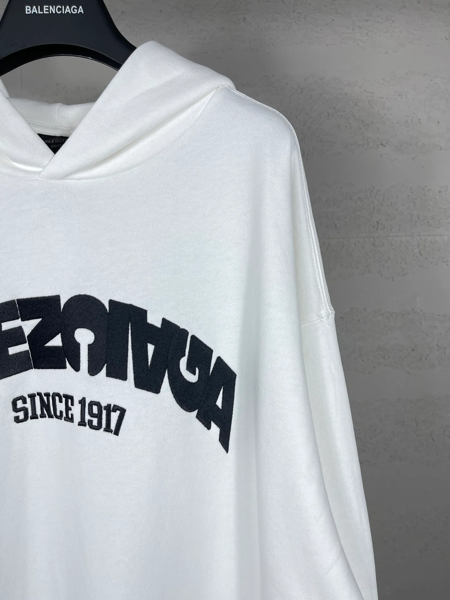 🅿️300 real photos [Top version. Official website quality] BALENCI*GA/Paris BALENCI*GA#2024 latest model, large reverse letter LOGO icon embroidered hooded sweatshirt. Brick cabinet synchronization. Genuine products are developed and developed in the first time. Welcome to compare! The fabric is made of Paris ZP custom-woven and dyed cotton double-yarn large parka. The weight is 450 grams. The cloth surface is clean. The cloth pattern is clear. It is soft and comfortable. It has good color fastness and is not easy to change color. The threads are woven and dyed with no color difference. The embroidery is done using an imported Tajima embroidery machine, with a three-dimensional effect and clear lines. There are no burrs and miscellaneous threads, and the embroidery is of ultra-high craftsmanship. The version adopts OS loose shoulder design. Same style for men and women. Code: BL238023 Color: black, white Size: XS S M L
