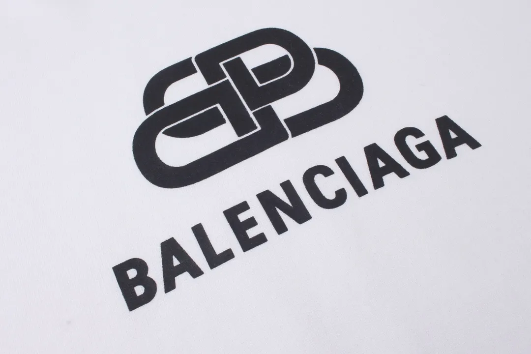 🅿️280 Detailed picture [Top version. Official website quality] BALENCI*GA/Paris. Classic style. Lock letter LOGO long-sleeved hooded sweatshirt. Brick cabinet synchronization.                       The fabric is made of Paris ZP custom-woven and dyed cotton sweatshirt. The weight is 450 grams. The cloth surface is clean. The cloth pattern is clear, soft and comfortable. The threads are dyed with no color difference. The classic pattern is printed with environmentally friendly imported materials, precision printing screen, the letters are clear, the effect is three-dimensional, and the brick cabinet is restored. The version adopts the OS loose shoulder version. Same style for men and women Coding: BL238053 Color: black, white Size: XS,