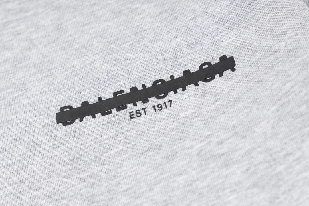 🅿️170 Detailed picture [Top version. Official website quality] BALENCI*GA/Paris. Seal letter LOGO printed short-sleeved T-shirt. Brick cabinet synchronization. The fabric is made of Paris ZP custom-woven and dyed cotton double yarn compact cotton. The weight is 260 grams, the cloth surface is clean. The cloth pattern is clear, soft and comfortable. The threads are dyed with no color difference. The classic pattern is printed with environmentally friendly imported materials and precision printing screens, with clear letters and three-dimensional effect. Different market currency, welcome to compare, the version adopts OS loose shoulder version. Same style for men and women Coding: BL223032 Color: black, white, floral gray, khaki, blue Size: XS to L