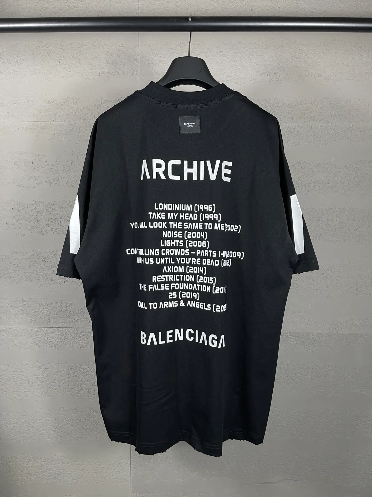 🅿️200 real photos [Top version. Official website quality] BALENCI*GA/Paris. 2024 latest global limited edition. BALENCIAGA joins forces with Archive to create a short-sleeved T-shirt. Crack printed washed distressed T-shirt. Overweight craftsmanship, brick cabinet synchronization. ⚠️Distinguish the market currency, genuine research and development, worn. The hand painting is consistent with ZP, and the printing uses imported cracked environmentally friendly glue. The garments are washed, worn and worn. The whole piece is designed with heavy craftsmanship. Comparisons welcome. The version adopts OS loose shoulder design. Same style for men and women. Code: BL223308 Color: black. Off-white Size: XS to L