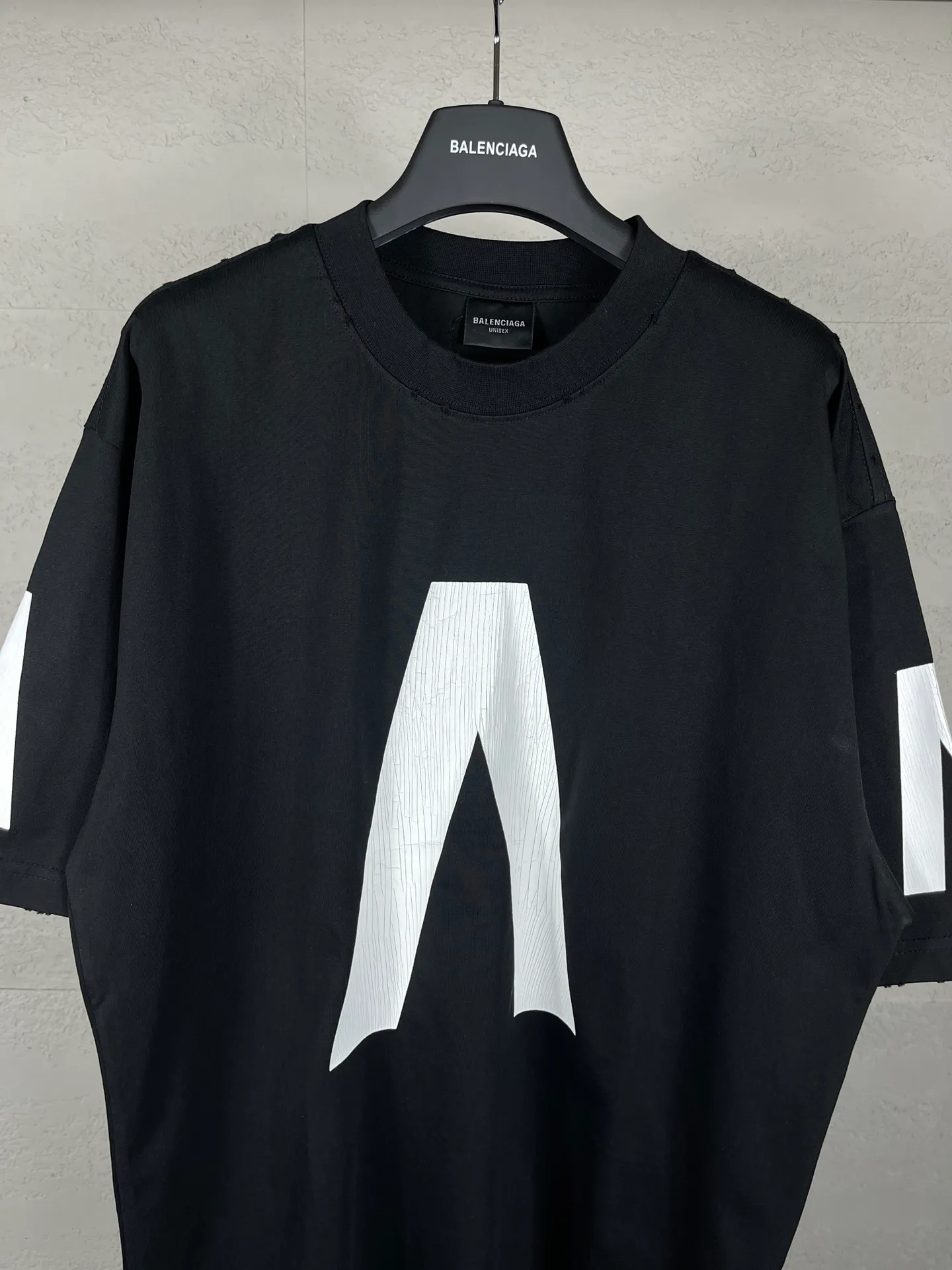 🅿️200 real photos [Top version. Official website quality] BALENCI*GA/Paris. 2024 latest global limited edition. BALENCIAGA joins forces with Archive to create a short-sleeved T-shirt. Crack printed washed distressed T-shirt. Overweight craftsmanship, brick cabinet synchronization. ⚠️Distinguish the market currency, genuine research and development, worn. The hand painting is consistent with ZP, and the printing uses imported cracked environmentally friendly glue. The garments are washed, worn and worn. The whole piece is designed with heavy craftsmanship. Comparisons welcome. The version adopts OS loose shoulder design. Same style for men and women. Code: BL223308 Color: black. Off-white Size: XS to L