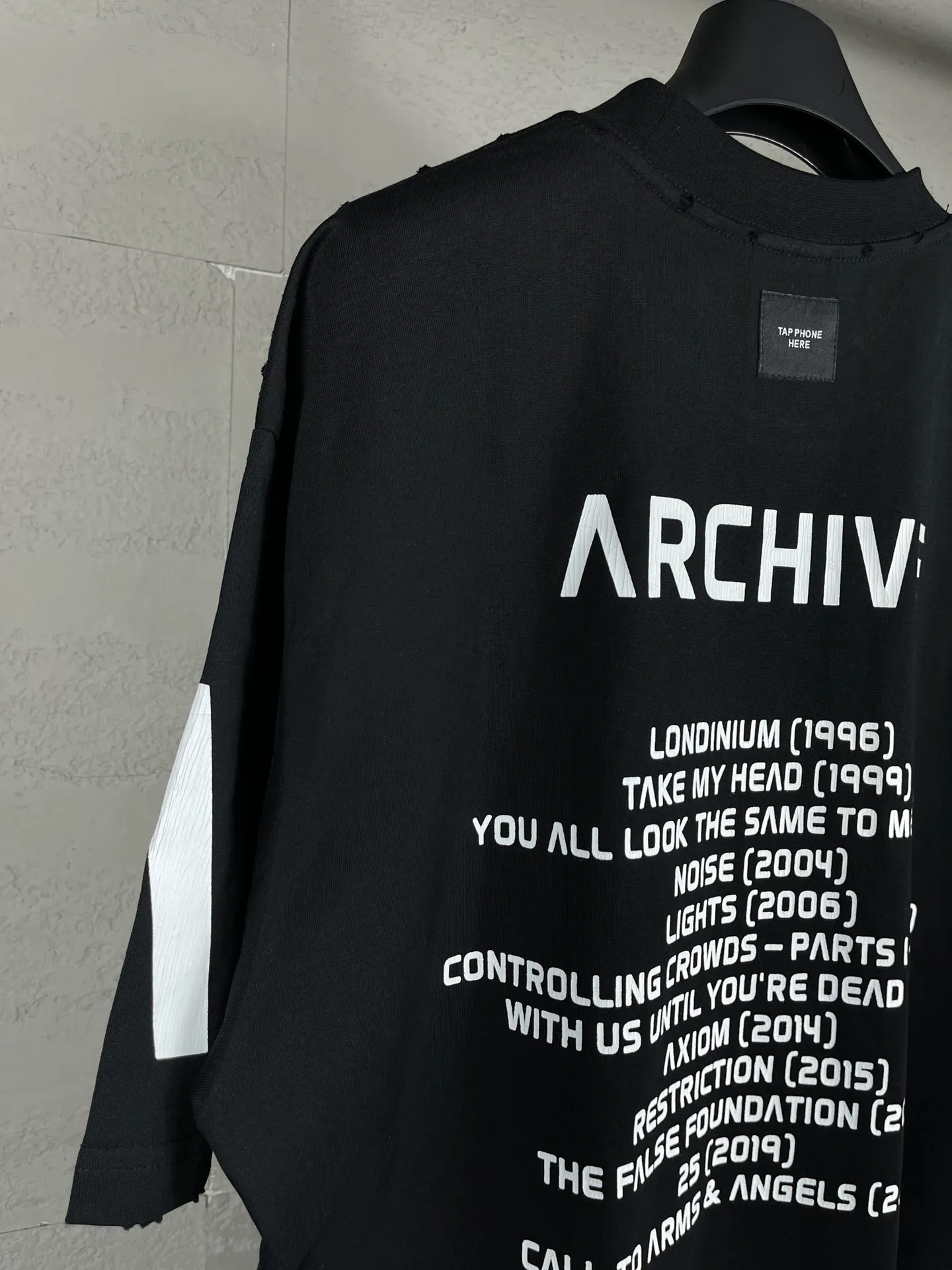 🅿️200 real photos [Top version. Official website quality] BALENCI*GA/Paris. 2024 latest global limited edition. BALENCIAGA joins forces with Archive to create a short-sleeved T-shirt. Crack printed washed distressed T-shirt. Overweight craftsmanship, brick cabinet synchronization. ⚠️Distinguish the market currency, genuine research and development, worn. The hand painting is consistent with ZP, and the printing uses imported cracked environmentally friendly glue. The garments are washed, worn and worn. The whole piece is designed with heavy craftsmanship. Comparisons welcome. The version adopts OS loose shoulder design. Same style for men and women. Code: BL223308 Color: black. Off-white Size: XS to L