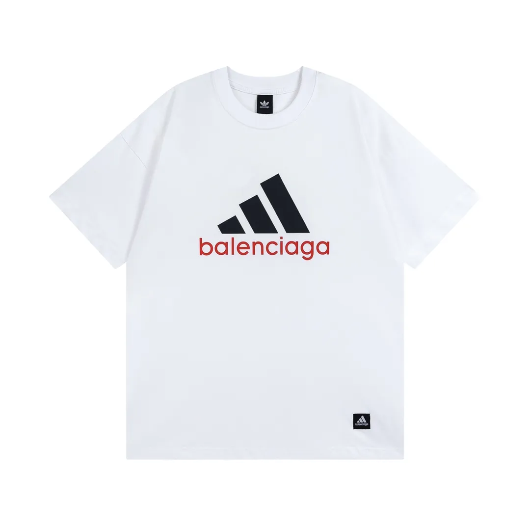 🅿️174 Detailed picture [Top version. Official website quality] BALENCI*GA/Paris co-branded Adidas front classic LOGO combination printed short-sleeved T-shirt# The fabric is made of Paris ZP custom-woven and dyed cotton double yarn. Weighing 260 grams, the cloth surface is clean. The cloth pattern is clear, soft and comfortable. The color fastness is good. It is not easy to change color. The threads are dyed with no color difference. The classic letter LOGO printing uses imported glue. The effect is three-dimensional and has no burrs. It is produced according to the pictures in the Jubie market. Welcome to compare. Restored brick cabinets. The version adopts OS loose shoulder version. Same style for men and women. Code: BL223076 Color: black. white. red. blue. sapphire blue Size: XS to L