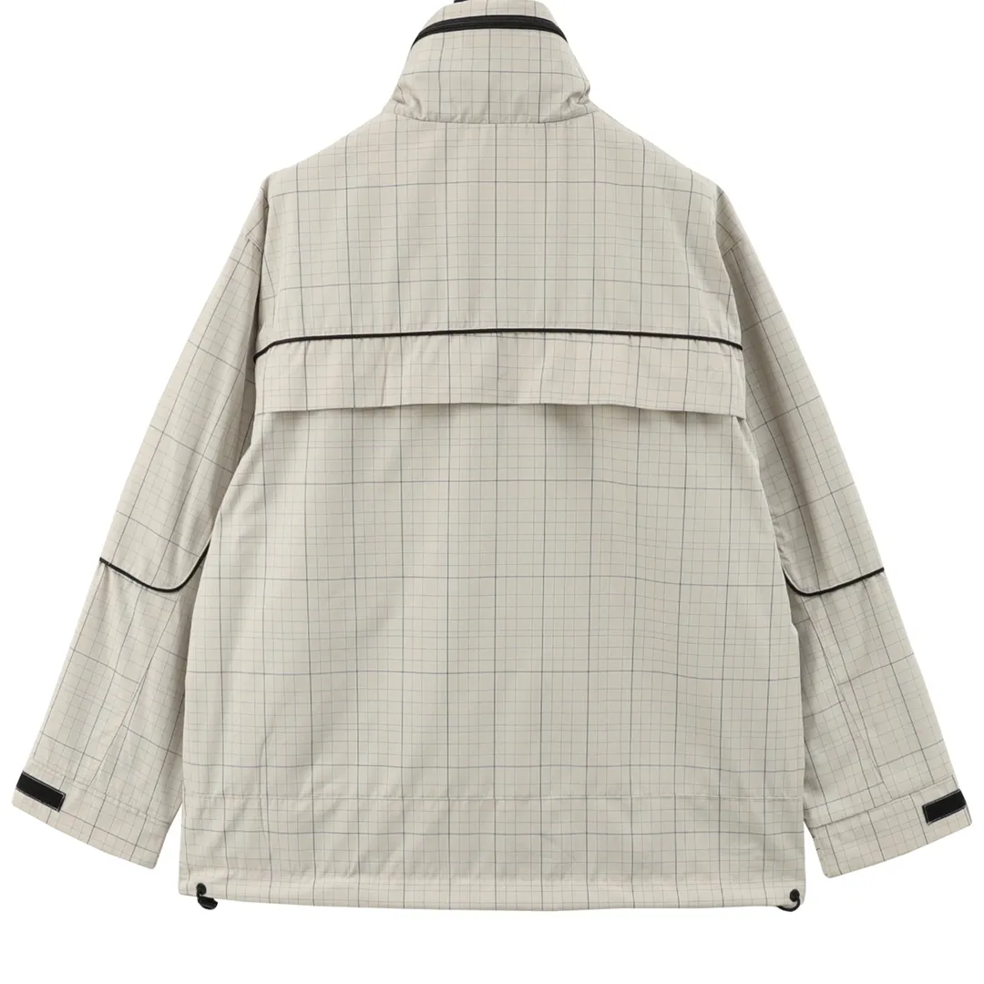 🅿️620 Balenciaga/Balenciaga Embroidered Stand Collar Half-Zip Plaid Jacket Embroidery: Straight lines, round curves; Neat stitches, no jagged edges; Embroidered surface is flat, silk strands are not skewed; Needle spacing is consistent, no bottom exposed, no overlap; Embroidered surface is smooth, without ink marks and other stains. Advanced imported embroidery machines are used to ensure the quality of each customer's logo embroidery. Fabric: Made of 26-count combed cotton + 10-count 100% cotton, with a weight of 140G. The fabric uses high-quality domestic Xinjiang cotton yarn. Xinjiang cotton is recognized as a superior material among domestic cotton. The fabric is woven using the internationally recognized Fukuhara knitting machine. The fabric has clear texture, good resilience, strong wrinkle resistance, good abrasion resistance and breathability. It is close to the skin, not easy to loosen and has a long-lasting wide effect. The fabric has good gloss, strength and wear resistance, small shrinkage and a good skeleton feel. The pure cotton cloth is produced by air flow liquid cylinder. The environmentally friendly dyeing meets the national first-class product requirements. It is not easy to fade and is not prone to creases and claw marks. It can be worn all year round: the sewing machine needle uses No. 9 round-head needles, which will not puncture or break the fibers of the fabric, and the thread density is 3CM/14 needles, which is tight, not loose, and not sparse; the sewing thread uses imported oil-proof treated thread, and there will be no oil stains; the car is an imported car with a silver sword and a knife, which does not eat or leave any cloth. It has a full sense of high brand quality! size：XS-L