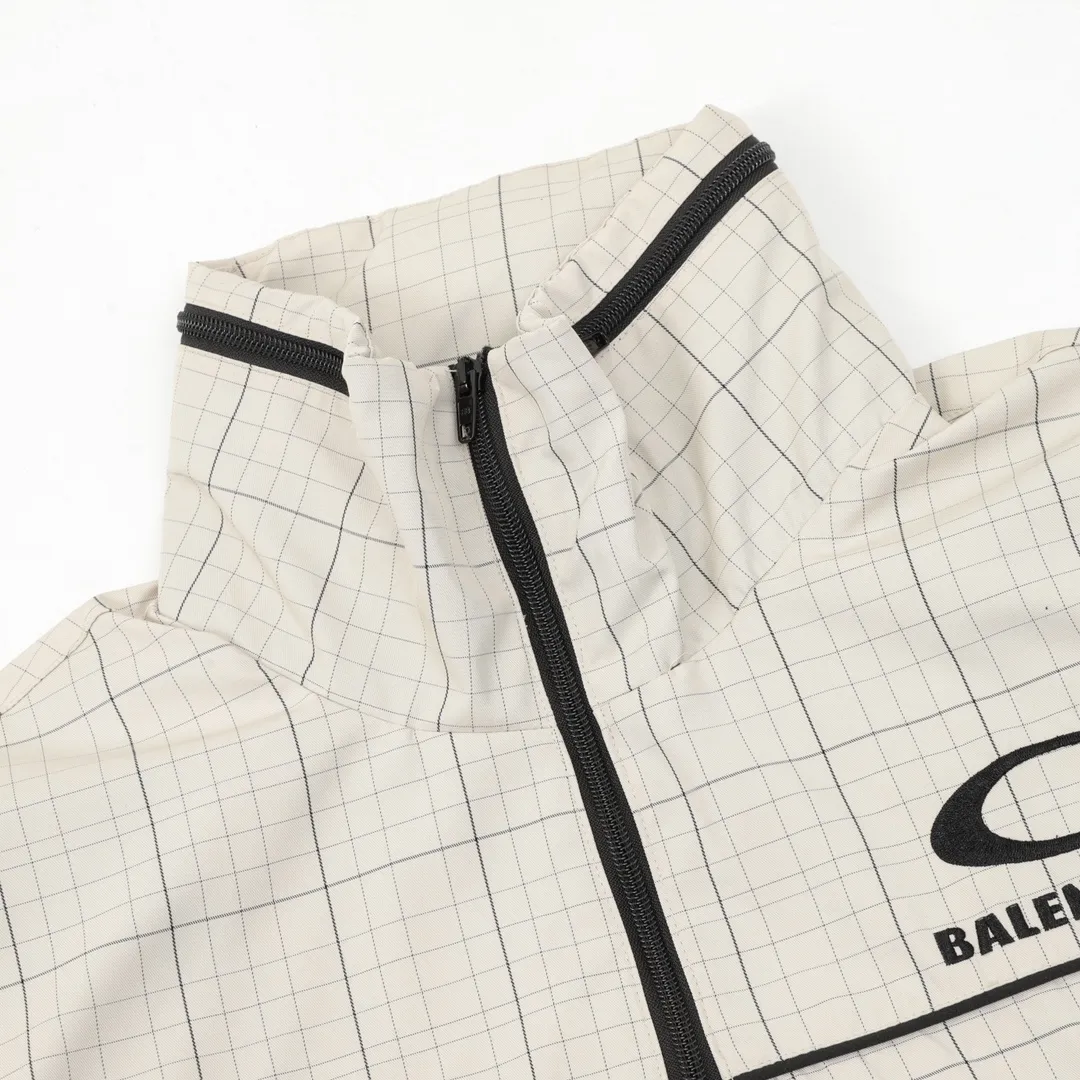 🅿️620 Balenciaga/Balenciaga Embroidered Stand Collar Half-Zip Plaid Jacket Embroidery: Straight lines, round curves; Neat stitches, no jagged edges; Embroidered surface is flat, silk strands are not skewed; Needle spacing is consistent, no bottom exposed, no overlap; Embroidered surface is smooth, without ink marks and other stains. Advanced imported embroidery machines are used to ensure the quality of each customer's logo embroidery. Fabric: Made of 26-count combed cotton + 10-count 100% cotton, with a weight of 140G. The fabric uses high-quality domestic Xinjiang cotton yarn. Xinjiang cotton is recognized as a superior material among domestic cotton. The fabric is woven using the internationally recognized Fukuhara knitting machine. The fabric has clear texture, good resilience, strong wrinkle resistance, good abrasion resistance and breathability. It is close to the skin, not easy to loosen and has a long-lasting wide effect. The fabric has good gloss, strength and wear resistance, small shrinkage and a good skeleton feel. The pure cotton cloth is produced by air flow liquid cylinder. The environmentally friendly dyeing meets the national first-class product requirements. It is not easy to fade and is not prone to creases and claw marks. It can be worn all year round: the sewing machine needle uses No. 9 round-head needles, which will not puncture or break the fibers of the fabric, and the thread density is 3CM/14 needles, which is tight, not loose, and not sparse; the sewing thread uses imported oil-proof treated thread, and there will be no oil stains; the car is an imported car with a silver sword and a knife, which does not eat or leave any cloth. It has a full sense of high brand quality! size：XS-L