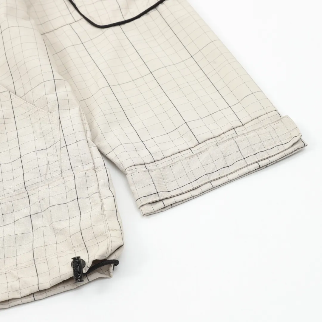 🅿️620 Balenciaga/Balenciaga Embroidered Stand Collar Half-Zip Plaid Jacket Embroidery: Straight lines, round curves; Neat stitches, no jagged edges; Embroidered surface is flat, silk strands are not skewed; Needle spacing is consistent, no bottom exposed, no overlap; Embroidered surface is smooth, without ink marks and other stains. Advanced imported embroidery machines are used to ensure the quality of each customer's logo embroidery. Fabric: Made of 26-count combed cotton + 10-count 100% cotton, with a weight of 140G. The fabric uses high-quality domestic Xinjiang cotton yarn. Xinjiang cotton is recognized as a superior material among domestic cotton. The fabric is woven using the internationally recognized Fukuhara knitting machine. The fabric has clear texture, good resilience, strong wrinkle resistance, good abrasion resistance and breathability. It is close to the skin, not easy to loosen and has a long-lasting wide effect. The fabric has good gloss, strength and wear resistance, small shrinkage and a good skeleton feel. The pure cotton cloth is produced by air flow liquid cylinder. The environmentally friendly dyeing meets the national first-class product requirements. It is not easy to fade and is not prone to creases and claw marks. It can be worn all year round: the sewing machine needle uses No. 9 round-head needles, which will not puncture or break the fibers of the fabric, and the thread density is 3CM/14 needles, which is tight, not loose, and not sparse; the sewing thread uses imported oil-proof treated thread, and there will be no oil stains; the car is an imported car with a silver sword and a knife, which does not eat or leave any cloth. It has a full sense of high brand quality! size：XS-L