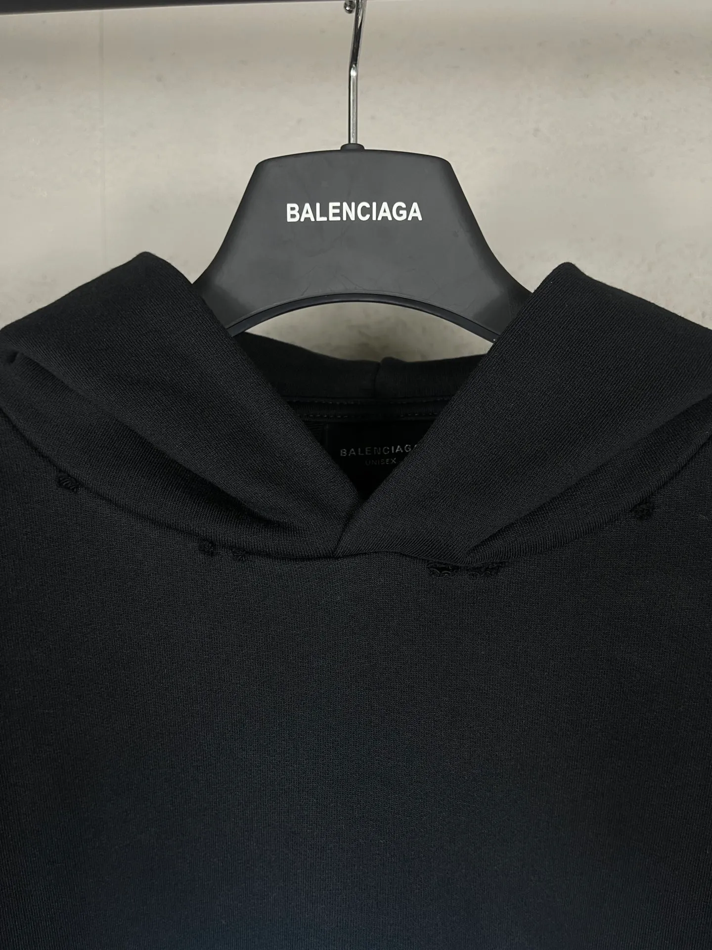 🅿️340 real photos [Top version. Official website quality] BALENCI*GA/Paris. SS24 latest model, LOOP SPORTS ICON printed washed hem and distressed hooded sweatshirt. Brick cabinet synchronization. Genuine product developed at the first time, happy to print and compare! The fabric is made of Paris ZP custom-woven and dyed cotton sweatshirt. Weighing 460 grams, the cloth surface is clean. The cloth pattern is clear, soft and comfortable. The threads are dyed with no color difference. The printing uses environmentally friendly imported materials. The letters are clear and the effect is three-dimensional. The garments are washed and worn to make them look old. Extra heavy craftsmanship. The version adopts OS loose shoulder design. Same style for men and women. Code: BL238950 Color: Black Size: XS S M L