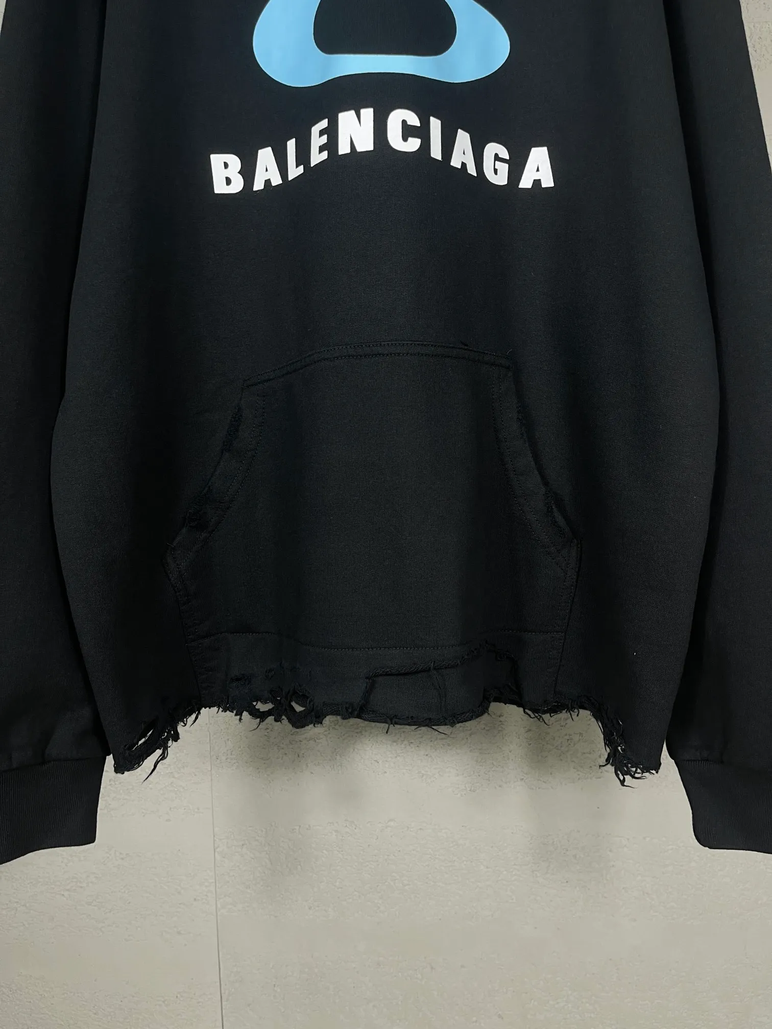 🅿️340 real photos [Top version. Official website quality] BALENCI*GA/Paris. SS24 latest model, LOOP SPORTS ICON printed washed hem and distressed hooded sweatshirt. Brick cabinet synchronization. Genuine product developed at the first time, happy to print and compare! The fabric is made of Paris ZP custom-woven and dyed cotton sweatshirt. Weighing 460 grams, the cloth surface is clean. The cloth pattern is clear, soft and comfortable. The threads are dyed with no color difference. The printing uses environmentally friendly imported materials. The letters are clear and the effect is three-dimensional. The garments are washed and worn to make them look old. Extra heavy craftsmanship. The version adopts OS loose shoulder design. Same style for men and women. Code: BL238950 Color: Black Size: XS S M L