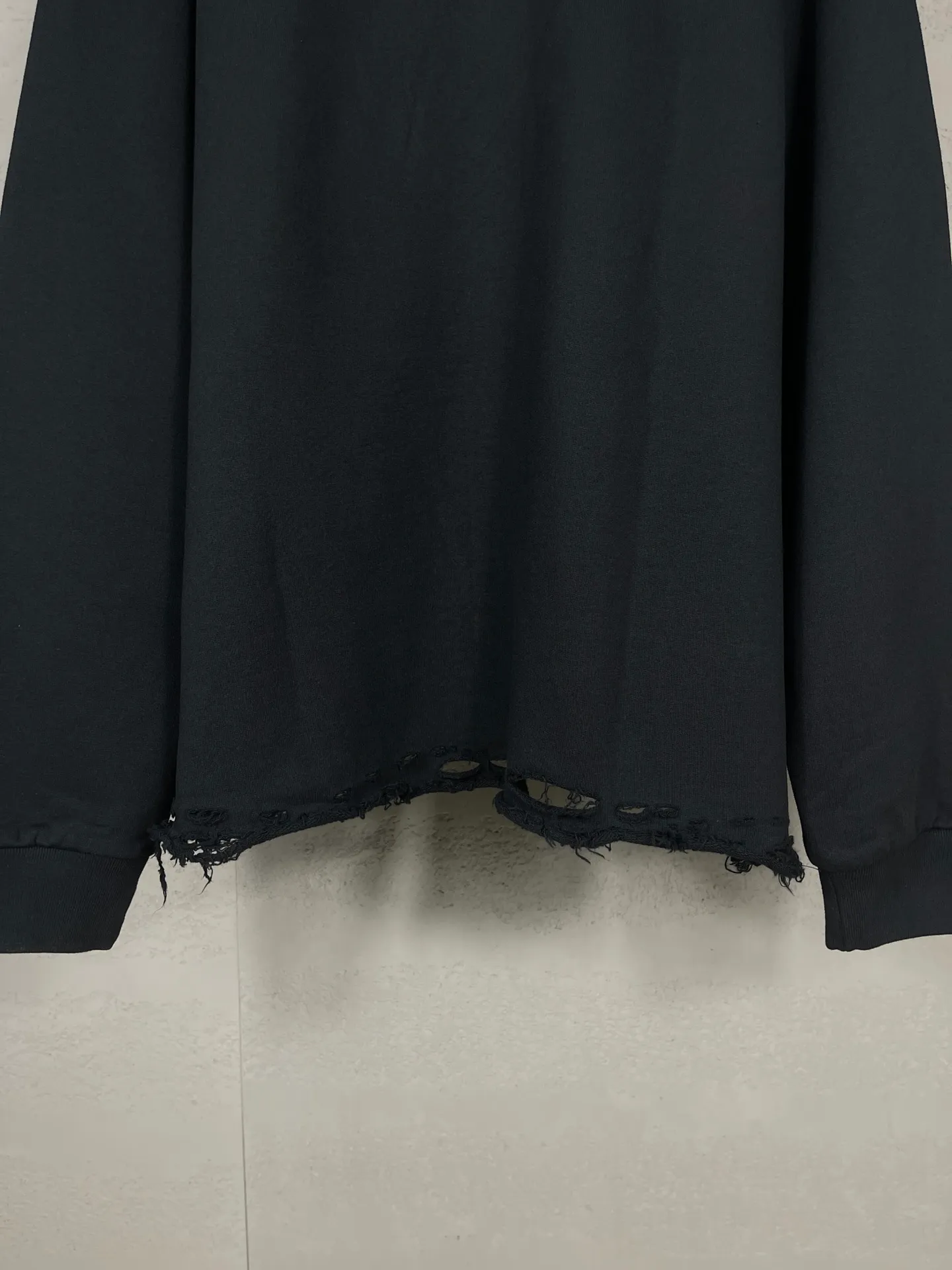 🅿️340 real photos [Top version. Official website quality] BALENCI*GA/Paris. SS24 latest model, LOOP SPORTS ICON printed washed hem and distressed hooded sweatshirt. Brick cabinet synchronization. Genuine product developed at the first time, happy to print and compare! The fabric is made of Paris ZP custom-woven and dyed cotton sweatshirt. Weighing 460 grams, the cloth surface is clean. The cloth pattern is clear, soft and comfortable. The threads are dyed with no color difference. The printing uses environmentally friendly imported materials. The letters are clear and the effect is three-dimensional. The garments are washed and worn to make them look old. Extra heavy craftsmanship. The version adopts OS loose shoulder design. Same style for men and women. Code: BL238950 Color: Black Size: XS S M L