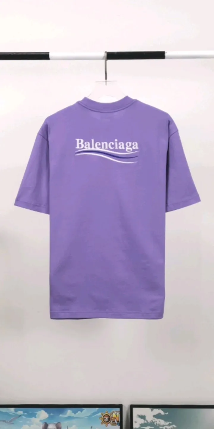 Real shot of the video - the top tested version of Balenciaga BALENCIAGA Cola Mailang embroidered printed short-sleeved T-shirts for male and female couples celebrities. Three colors are available, ensuring the same fabric as the original version, no color difference! Customized dyeing in a package! INS, Xiaohongshu’s popular style, classics that never fade away! The king of orders in Spain, the fried chicken is highly recommended! 32S 280g pure cotton double yarn fabric, comfortable and wide! Full of drape! The printing uses Tajima embroidery machine imported from Japan, which is known as the fighter among embroidery machines. The embroidery is meticulous, with no threads or skipped threads, the printing and embroidery are full and fine, and the letter spacing is consistent with ZP! Wearing it gives you full confidence and peace of mind! The labels and washes are all correct! On behalf of G at the same level! Consistent packaging at the counter!  Size: XS-L Color: Beige, taro purple, active gray, light hemp gray P:260