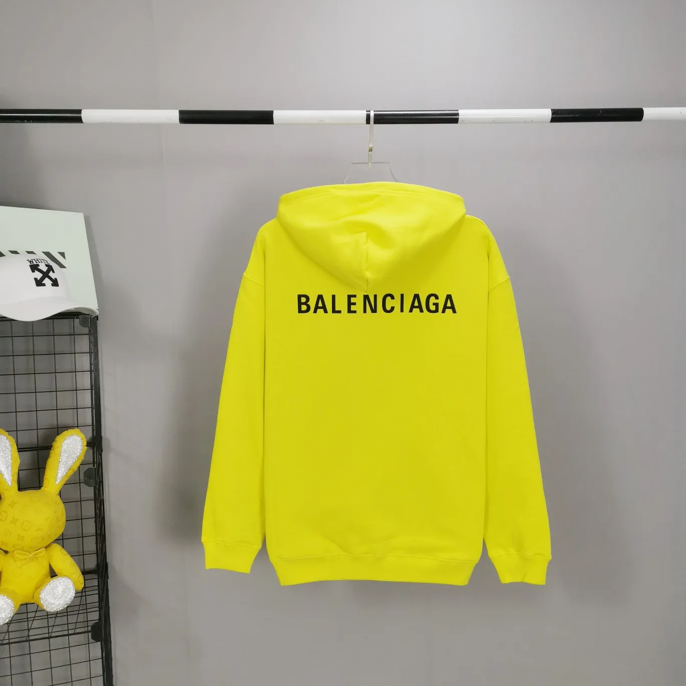 The top tested version of BALENCIAGA with large LOGO basic letters on the back, pure cotton loose fit for male and female couples, the same fashion brand high-end hooded sweatshirt. The god of simplicity in Paris, a volume sought after by many stars. Lisa’s favorite basic short-sleeved Paris style, which has a very high appearance rate. Wear alone, paired with jeans, shorts, and sweatpants, it's a versatile style. Xiaohongshu, a hot item on INS, a must-have for Paris fans.  The printing uses white glue as a base, coupled with Kornit direct injection, which ensures the anchorage of the printing and machine washing without any pressure. However, everyone should pay attention to something. The printing of this model is not thick glue, and the printing surface is not shiny. Please pay attention to the importance of version. Don't make a pattern based on the pictures. If you don't have the original version, you won't be able to make it look one to one like the original version. At most, you can just make a look. It's just a piece of clothing without a soul. The fabric is made of 480g combed cotton terry fabric, and the threads and fabric are custom-woven and dyed in the same style, with no color difference.  A complete set of customized tags, collar tags, washed, plastic bags, and most importantly, a complete set of bags, tag codes, and codes are all authentic.  Color: Lemon Yellow Size: XS-L P:450