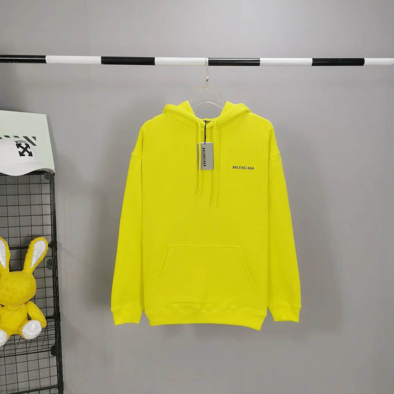 The top tested version of BALENCIAGA with large LOGO basic letters on the back, pure cotton loose fit for male and female couples, the same fashion brand high-end hooded sweatshirt. The god of simplicity in Paris, a volume sought after by many stars. Lisa’s favorite basic short-sleeved Paris style, which has a very high appearance rate. Wear alone, paired with jeans, shorts, and sweatpants, it's a versatile style. Xiaohongshu, a hot item on INS, a must-have for Paris fans.  The printing uses white glue as a base, coupled with Kornit direct injection, which ensures the anchorage of the printing and machine washing without any pressure. However, everyone should pay attention to something. The printing of this model is not thick glue, and the printing surface is not shiny. Please pay attention to the importance of version. Don't make a pattern based on the pictures. If you don't have the original version, you won't be able to make it look one to one like the original version. At most, you can just make a look. It's just a piece of clothing without a soul. The fabric is made of 480g combed cotton terry fabric, and the threads and fabric are custom-woven and dyed in the same style, with no color difference.  A complete set of customized tags, collar tags, washed, plastic bags, and most importantly, a complete set of bags, tag codes, and codes are all authentic.  Color: Lemon Yellow Size: XS-L P:450