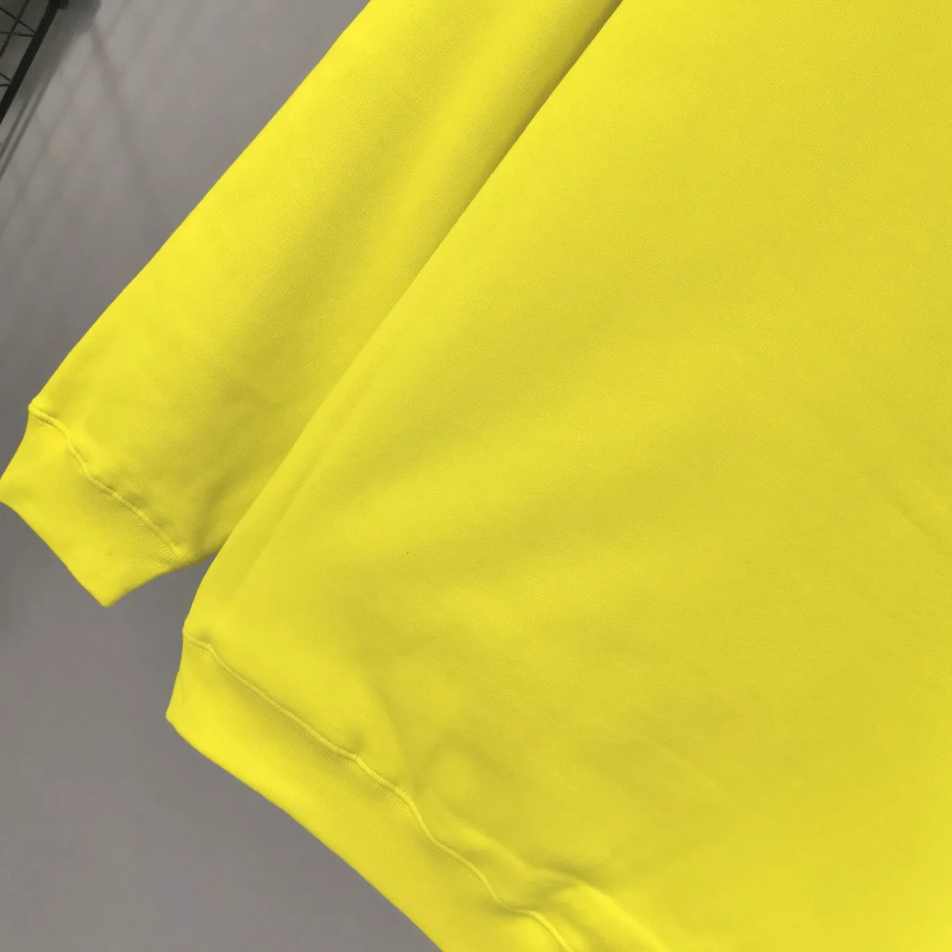 The top tested version of BALENCIAGA with large LOGO basic letters on the back, pure cotton loose fit for male and female couples, the same fashion brand high-end hooded sweatshirt. The god of simplicity in Paris, a volume sought after by many stars. Lisa’s favorite basic short-sleeved Paris style, which has a very high appearance rate. Wear alone, paired with jeans, shorts, and sweatpants, it's a versatile style. Xiaohongshu, a hot item on INS, a must-have for Paris fans.  The printing uses white glue as a base, coupled with Kornit direct injection, which ensures the anchorage of the printing and machine washing without any pressure. However, everyone should pay attention to something. The printing of this model is not thick glue, and the printing surface is not shiny. Please pay attention to the importance of version. Don't make a pattern based on the pictures. If you don't have the original version, you won't be able to make it look one to one like the original version. At most, you can just make a look. It's just a piece of clothing without a soul. The fabric is made of 480g combed cotton terry fabric, and the threads and fabric are custom-woven and dyed in the same style, with no color difference.  A complete set of customized tags, collar tags, washed, plastic bags, and most importantly, a complete set of bags, tag codes, and codes are all authentic.  Color: Lemon Yellow Size: XS-L P:450