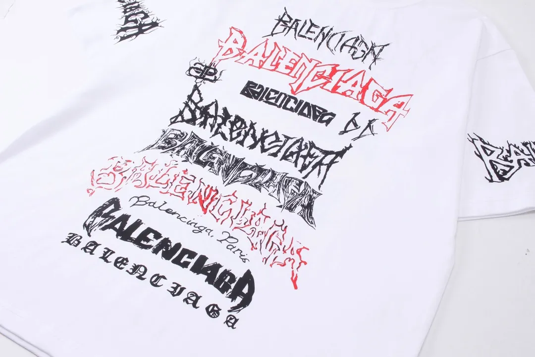 🅿️186 Detailed Pictures [Top version. Official website quality] BALENCI*GA/Paris. 2024 new model. Year of the Dragon limited print short-sleeved T-shirt, synchronized with brick cabinet. Developed genuine product at the first time, enjoy printing and comparison! The fabric is made of Paris ZP custom-woven and dyed cotton double yarn. Weighing 260 grams, the cloth surface is clean. The cloth pattern is clear, soft and comfortable. The threads are dyed with no color difference. The classic LOGO is made of environmentally friendly imported materials, drawn silk flowers, with clear letters and three-dimensional effect. Restore the brick cabinet. Welcome to compare, the version adopts the OS loose shoulder version. Same style for men and women Coding: BL223322 Color: black, white, red, pink Size: XS to L
