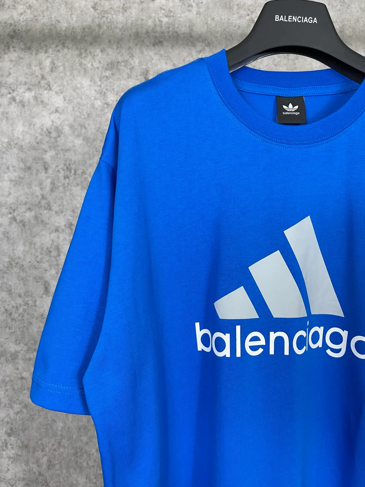 🅿️174 Actual pictures [Top version. Official website quality] BALENCI*GA/Paris co-branded Adidas front classic LOGO combination printed short-sleeved T-shirt# The fabric is made of Paris ZP custom-woven and dyed cotton double yarn. Weighing 260 grams, the cloth surface is clean. The cloth pattern is clear, soft and comfortable. The color fastness is good. It is not easy to change color. The threads are dyed with no color difference. The classic letter LOGO printing uses imported glue. The effect is three-dimensional and has no burrs. It is produced according to the pictures in the Jubie market. Welcome to compare. Restored brick cabinets. The version adopts OS loose shoulder design. Same style for men and women. Code: BL223076 Color: black, white, red, turquoise, sapphire blue Size: XS to L