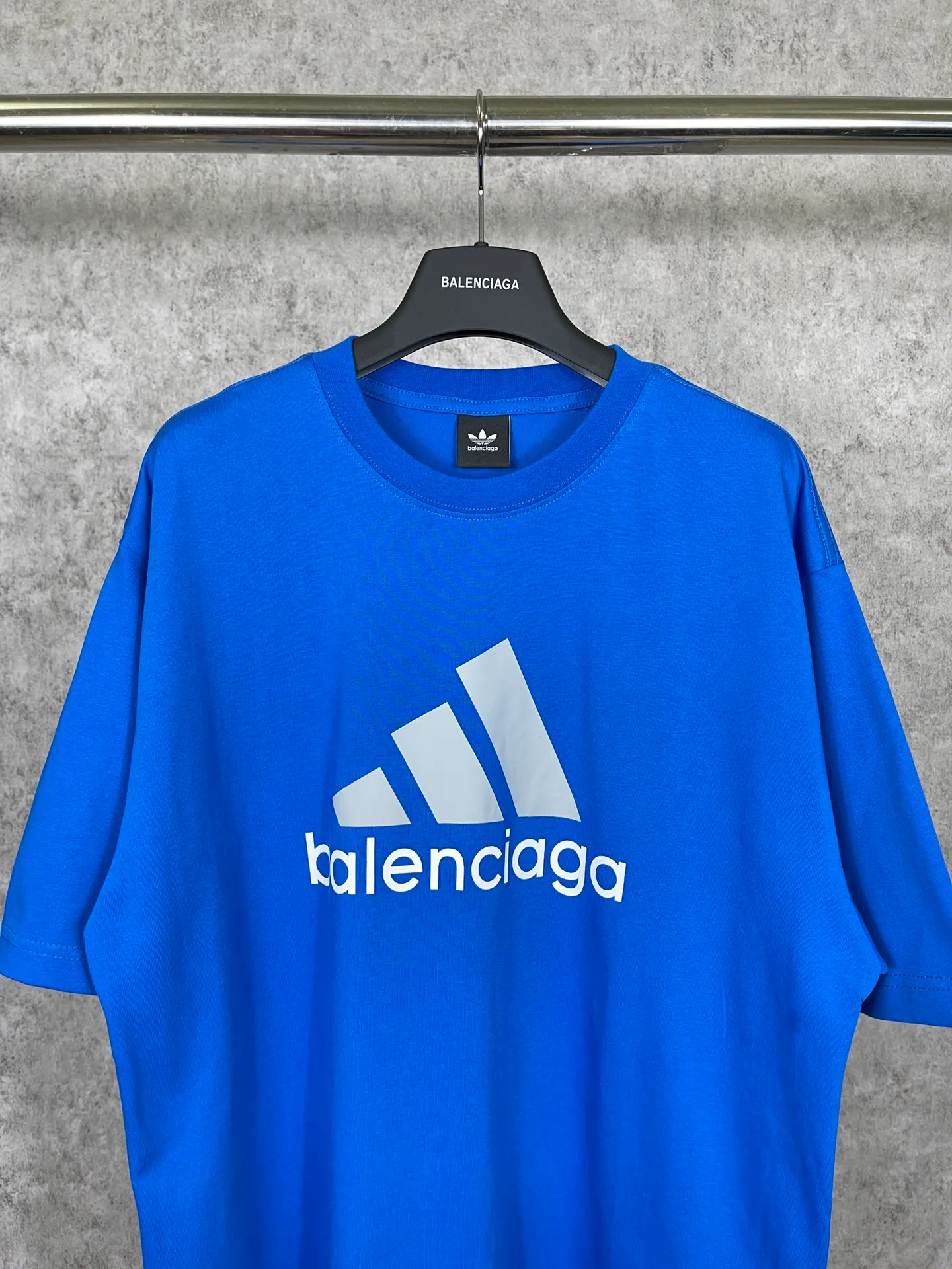 🅿️174 Actual pictures [Top version. Official website quality] BALENCI*GA/Paris co-branded Adidas front classic LOGO combination printed short-sleeved T-shirt# The fabric is made of Paris ZP custom-woven and dyed cotton double yarn. Weighing 260 grams, the cloth surface is clean. The cloth pattern is clear, soft and comfortable. The color fastness is good. It is not easy to change color. The threads are dyed with no color difference. The classic letter LOGO printing uses imported glue. The effect is three-dimensional and has no burrs. It is produced according to the pictures in the Jubie market. Welcome to compare. Restored brick cabinets. The version adopts OS loose shoulder design. Same style for men and women. Code: BL223076 Color: black, white, red, turquoise, sapphire blue Size: XS to L