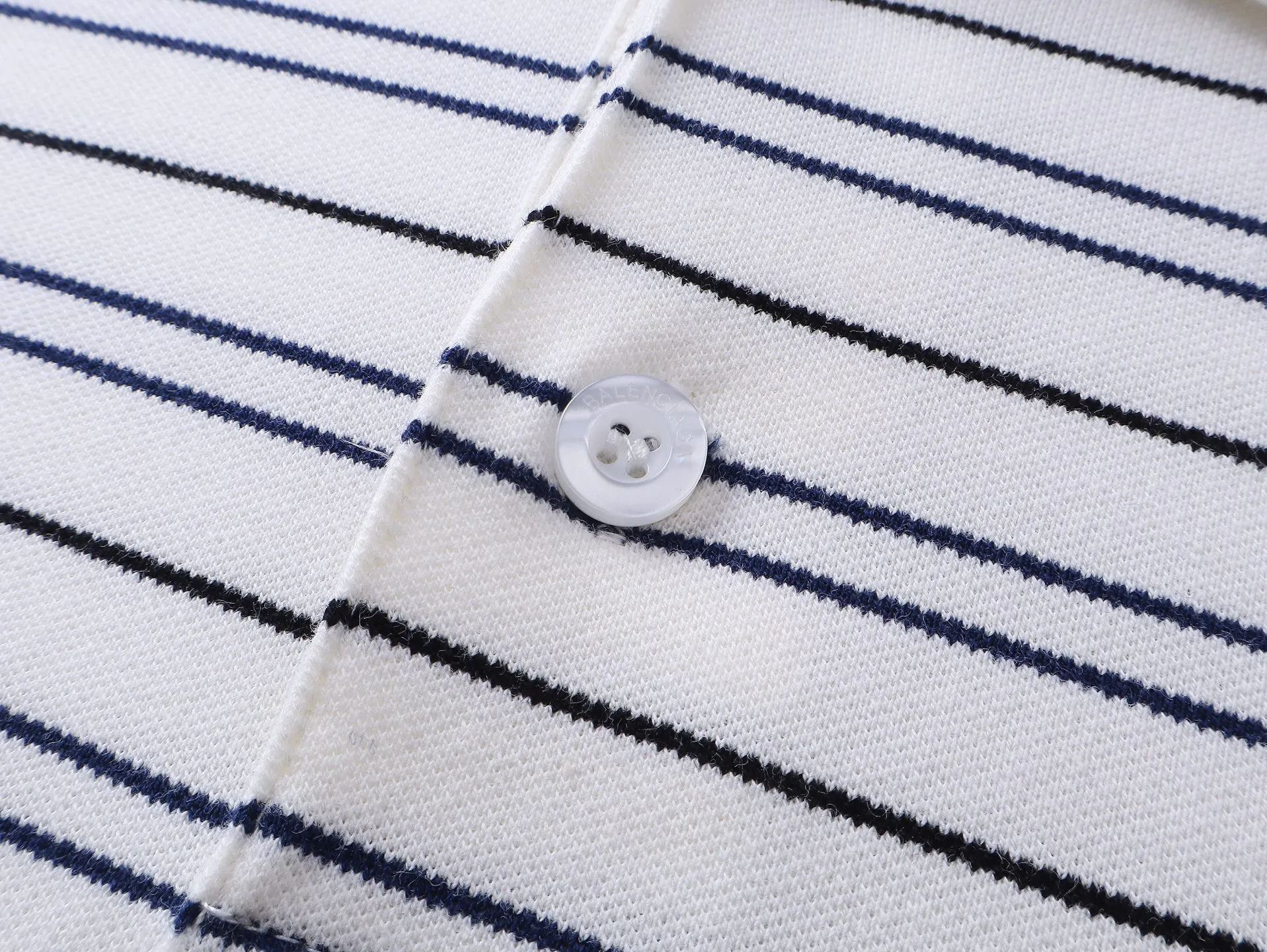 🅿️220 real photos [Top version. Official website quality] BALENCI*GA/Paris #2025 new simple striped chest embroidered POLO shirt, full of design, seamless side strips, heavy production.  Welcome to compare. The fabric is made of Paris ZP custom-woven and dyed cotton pique, with a weight of 260 grams. The cloth surface is clean. The cloth pattern is clear, soft and comfortable. The threads are woven and dyed with no color difference. The embroidered LOGO is embroidered using imported Tajima embroidery machine. The effect is three-dimensional. Restore brick cabinet, adopt OS loose shoulder style. Same style for men and women. Code: BL252206 Color: blue, white Size: XS S M L