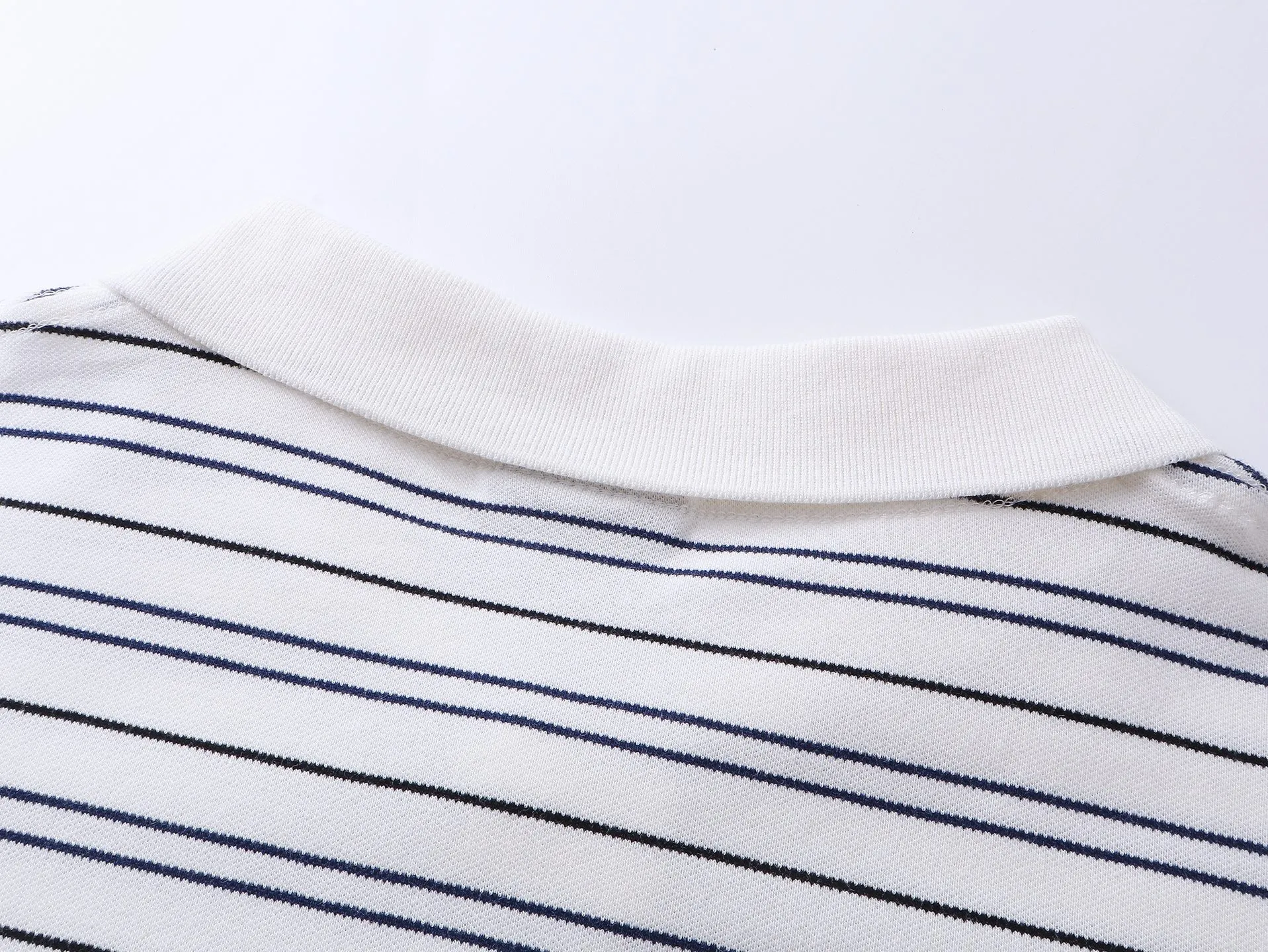 🅿️220 real photos [Top version. Official website quality] BALENCI*GA/Paris #2025 new simple striped chest embroidered POLO shirt, full of design, seamless side strips, heavy production.  Welcome to compare. The fabric is made of Paris ZP custom-woven and dyed cotton pique, with a weight of 260 grams. The cloth surface is clean. The cloth pattern is clear, soft and comfortable. The threads are woven and dyed with no color difference. The embroidered LOGO is embroidered using imported Tajima embroidery machine. The effect is three-dimensional. Restore brick cabinet, adopt OS loose shoulder style. Same style for men and women. Code: BL252206 Color: blue, white Size: XS S M L