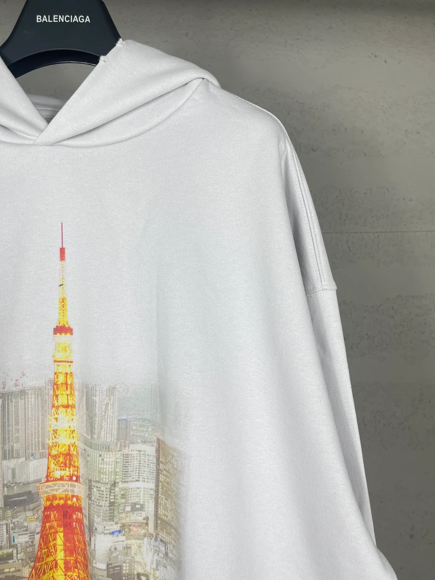 🅿️340 real photos [Top version. Official website quality] BALENCI*GA/Paris. 2024 new style, Paris. Japan Tokyo Tower limited edition. Front and rear panels direct-injection printing, washed and distressed hooded sweatshirt, 2024 new style. Y plate customization. Special market currency. Brick cabinets are synchronized. Genuine products are developed at the first time, and you can print and compare! The fabric is made of Paris ZP custom-woven and dyed cotton sweatshirt. Weighing 460 grams, the cloth surface is clean. The cloth pattern is clear, soft and comfortable. The threads are dyed with no color difference. The printing uses environmentally friendly imported materials for direct-injection printing, with clear letters and three-dimensional effect. The entire garment is washed, distressed and worn. The version adopts OS loose shoulder design. Same style for men and women. Code: BL238933 Color: black and blue, gray and white Size: XS S M L