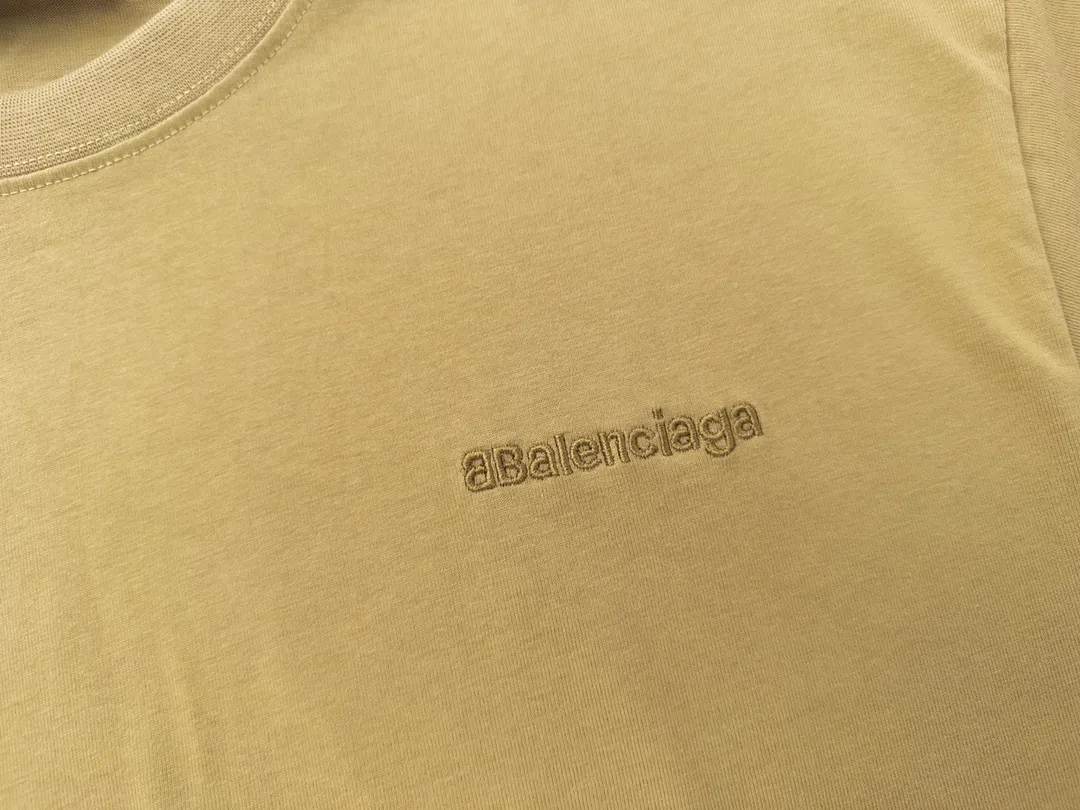 🅿️160 Detailed Picture [Top version. Official website quality] BALENCI*GA/Paris#Classic letter BB small English LOGO embroidered short-sleeved T-shirt# The fabric is made of Paris ZP custom-woven and dyed cotton double yarn. Weighing 260 grams, the cloth surface is clean. The cloth pattern is clear, soft and comfortable. The threads are dyed with no color difference. The classic pattern embroidery uses an imported embroidery machine, and the embroidery thread color is embroidered according to the original color. It is produced according to the pictures in the special market. The letters are clear. The three-dimensional effect is strong. The version adopts the OS loose shoulder version. The same style for men and women. Coding: BL223075 Color: Black. White. Khaki. Gray Size: XS to L