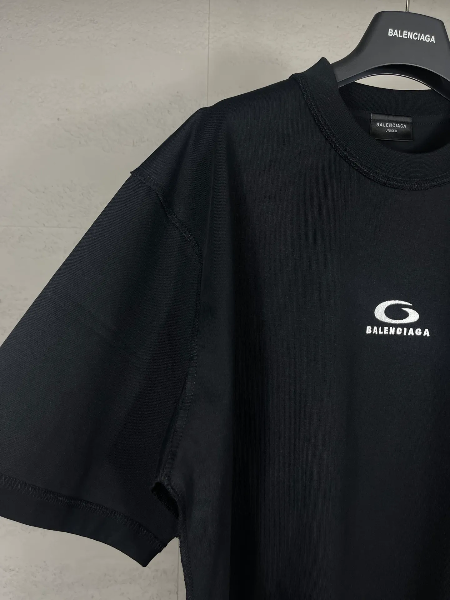 🅿️194 Real photos [Top version. Official website quality] BALENCI*GA/Paris #2025 new LOOP SPORTS letter LOGO short-sleeved T-shirt with embroidery on the chest. The ready-made garment is stitched on the reverse side, full of design. Welcome to compare. The fabric is made of Paris ZP custom-woven and dyed cotton double yarn, weight 260 grams, clean cloth surface, clear cloth pattern, soft and comfortable. The threads are dyed with no color difference. The classic letter LOGO is embroidered using imported Tajima embroidery machine. The letters are clear and the effect is three-dimensional. Restore the brick cabinet, adopt OS loose shoulder style. Same style for men and women. Code: BL253616 Color: Black Size: XS S M L