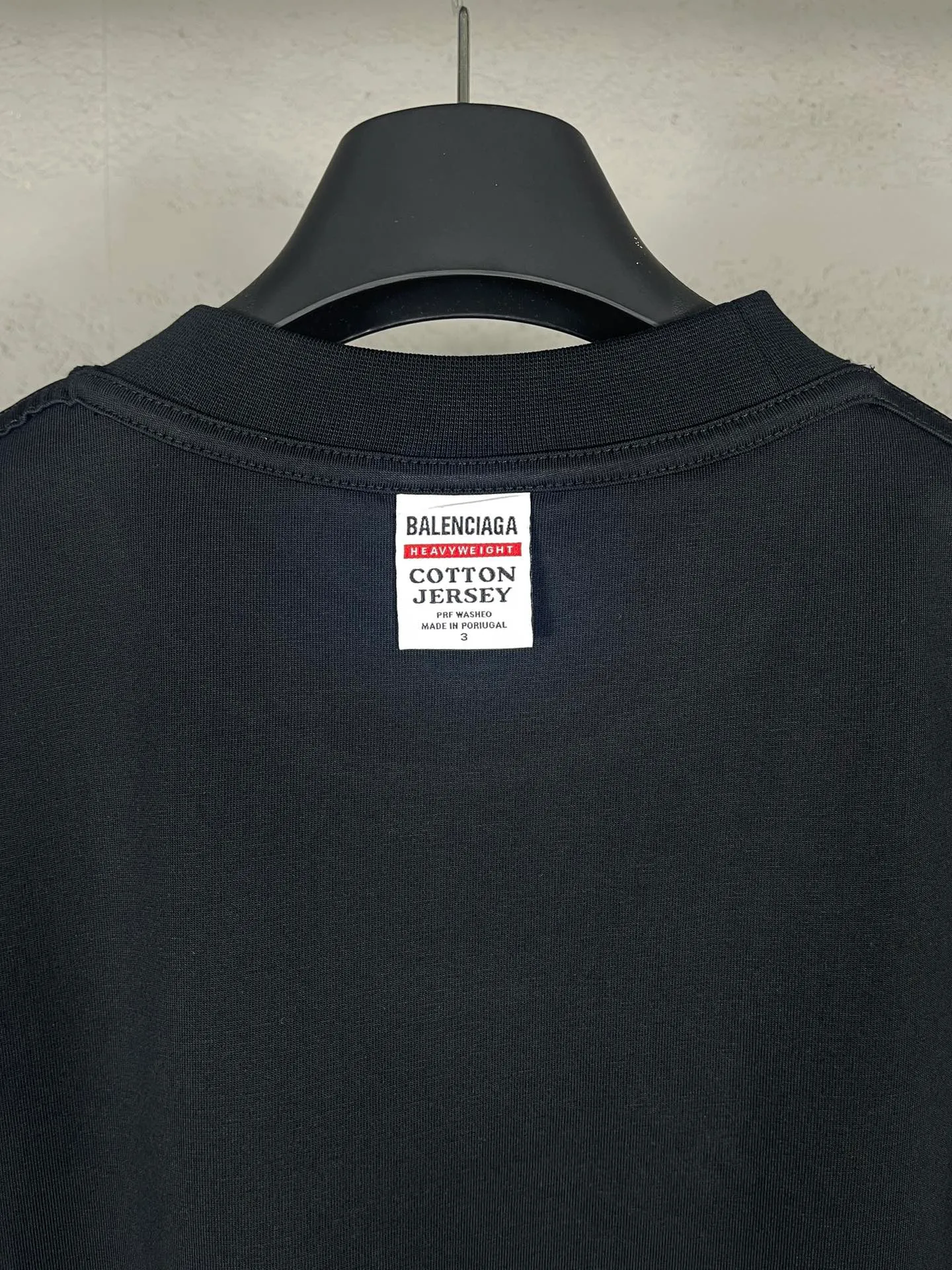 🅿️194 Real photos [Top version. Official website quality] BALENCI*GA/Paris #2025 new LOOP SPORTS letter LOGO short-sleeved T-shirt with embroidery on the chest. The ready-made garment is stitched on the reverse side, full of design. Welcome to compare. The fabric is made of Paris ZP custom-woven and dyed cotton double yarn, weight 260 grams, clean cloth surface, clear cloth pattern, soft and comfortable. The threads are dyed with no color difference. The classic letter LOGO is embroidered using imported Tajima embroidery machine. The letters are clear and the effect is three-dimensional. Restore the brick cabinet, adopt OS loose shoulder style. Same style for men and women. Code: BL253616 Color: Black Size: XS S M L