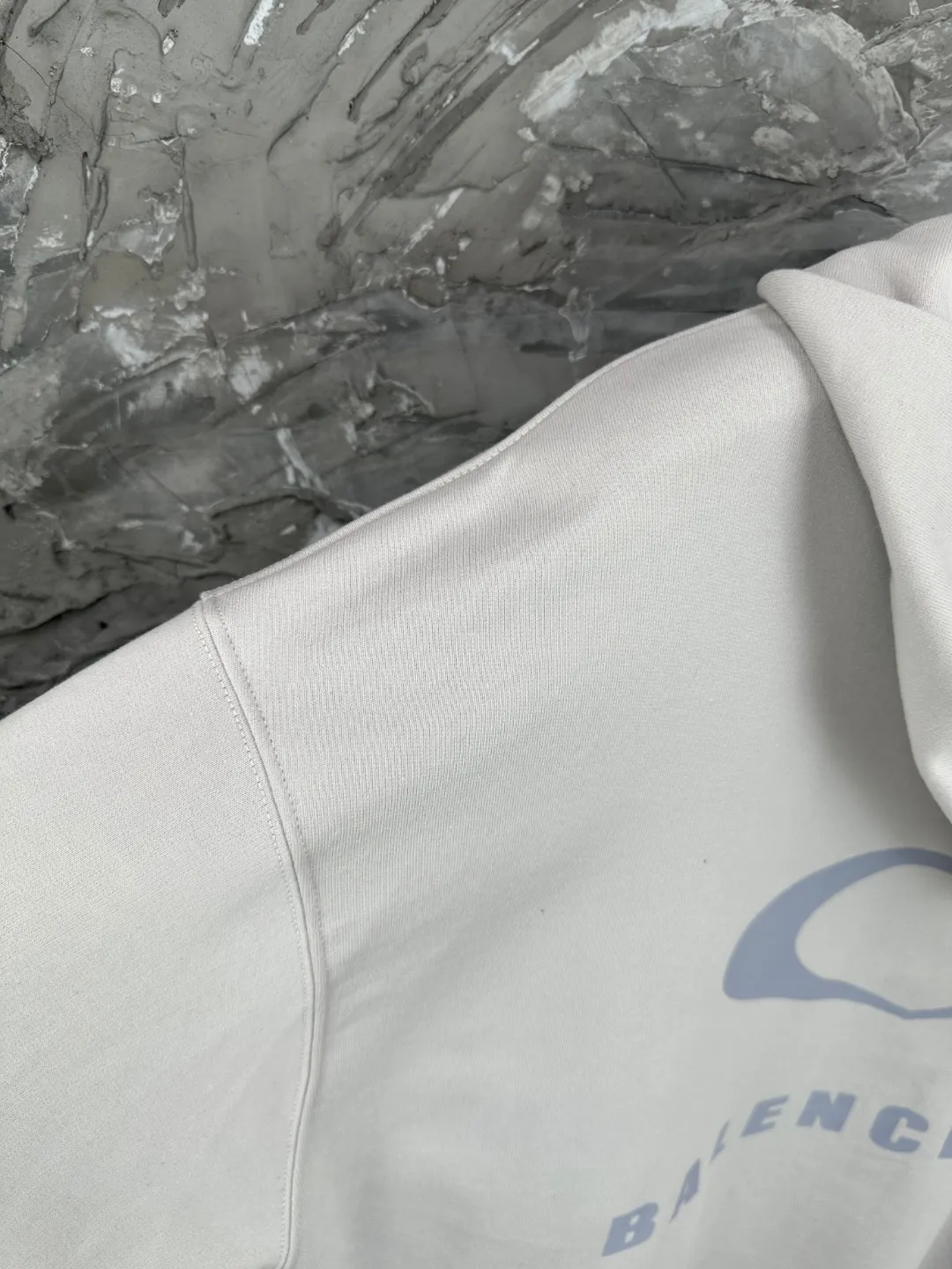🅿️350 - BALENCI*GA Paris Chinese Valentine's Day limited edition hooded sweatshirt. The front embroidery is embroidered with an imported Tajima embroidery machine. The back letters are printed with environmentally friendly glue. Customized matching hardware. The letters are clear. The effect is three-dimensional. Exclusively matched to the pattern, woven and dyed 460g fabric. Threads are dyed in the same cylinder with zero color difference. Brick cabinet synchronization. Welcome to compare. Same style for men and women -Color: black off-white -SIZE: Xs S M L Style number 8991#