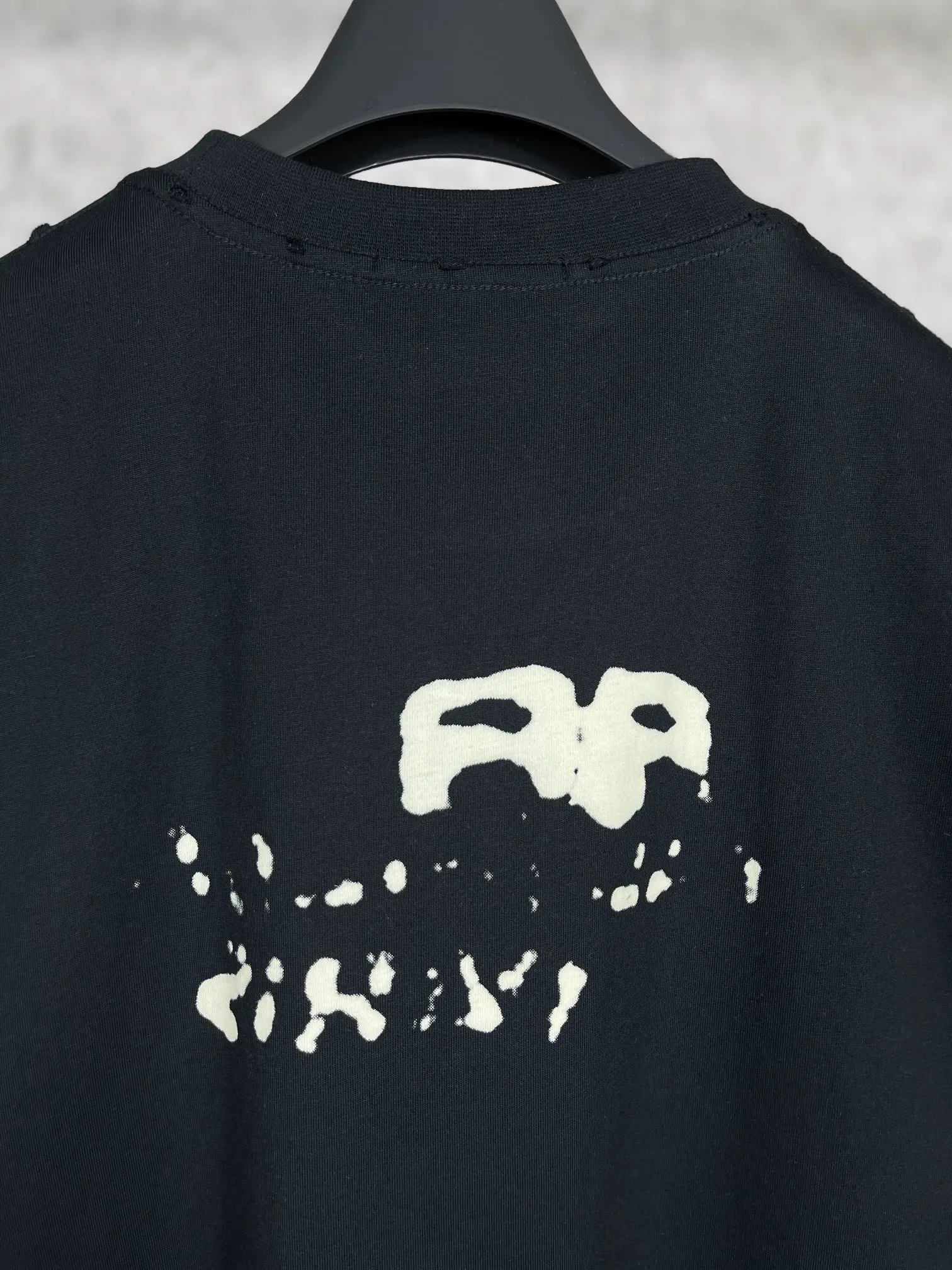 🅿️166 real photos [Top version. Official website quality] BALENCI*GA/Paris BALENCI*GA#BB hand-painted graffiti short-sleeved T-shirt. 2023 spring and summer new product. Brick cabinet synchronization. The fabric is made of Paris ZP custom-woven and dyed 100% cotton double yarn compact cotton. The weight is 260 grams, the cloth surface is clean. The cloth pattern is clear. Soft and comfortable. Good color fastness. Not easy to change color. The threads are woven and dyed with no color difference. The printing uses a circular machine to imitate hand-painted effects. No burrs. The color follows the original board. The brick cabinet is restored. The version adopts the OS loose shoulder version. Same style for men and women. Coding: BL223001 Color: black, white, gray blue, pink Size: XS S M L