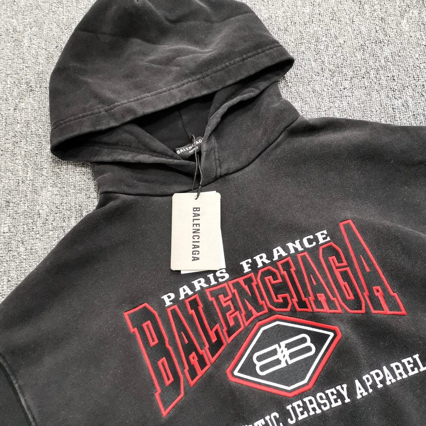Details added——Spring and autumn top version new BALENCIAGA Balenciaga red letter embroidered double B pure cotton loose loose hooded sweatshirt for men and women couples is too complicated! Indescribable! Washed and lightly fried with snowflakes for a nostalgic treatment, and the shoulder sleeves are sprayed with maliu and washed with water! The entire fabric is pre-shrunk and then garment washed. Need better fabric. I guess L size has been reduced to XS size. Workmanship: Fine sewing craftsmanship, budget for the stitch size, and the degree of shrinkage after washing. You must buy one of this model. If you are still wondering which one to buy, then don’t worry, just buy this one! Printing: Produced by Tajima Embroidery in Japan, with 3D cherry blossom thread. Fabric: 480 combed cotton terry fabric, full of drape! Accessories: Customized ribbing, three-standard size: XS-L Color: washed black P: 480