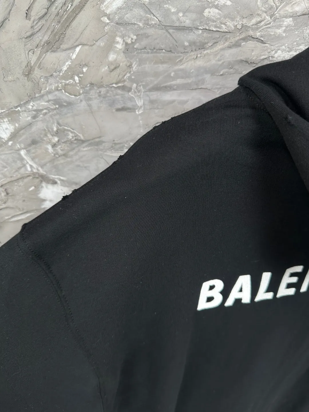 🅿️390 - BALENCI*GA Paris embroidered small letter hooded sweatshirt. The front and back embroidery is finely embroidered by imported Tajima embroidery machines. Handmade masters position and polish. Customized matching hardware. Clear letters. Three-dimensional effect. Exclusively pattern-matched, custom-woven and dyed 460g fabric. Threads are dyed in the same cylinder with zero color difference. Brick cabinet synchronization. Welcome to compare. Same style for men and women -Color: black, off-white -SIZE: Xs S M L Style number 8980#