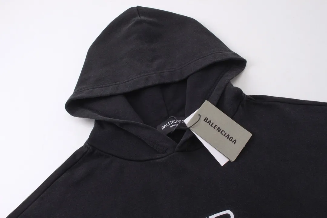 🅿️320 real photos [Top version. Official website quality] BALENCI*GA/Paris.BB embroidered hooded sweatshirt. Brick cabinet synchronization. The fabric is made of Paris ZP custom-woven and dyed 100% cotton double yarn compact cotton. The weight is 450 grams, the cloth surface is clean. The cloth pattern is clear, soft and comfortable, and the threads are dyed with no color difference. The classic patterns are embroidered using imported embroidery machines. The effect is three-dimensional. Restore the brick cabinet. Different market currencies. Welcome to compare. The version adopts the OS loose shoulder version. The same style for men and women. Code: BL238019 Color: washed black, beige size: XS S M L