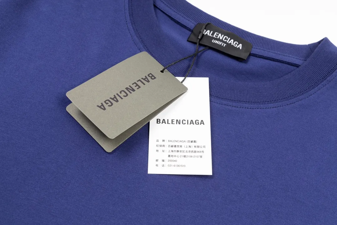 🅿️166 Detailed picture [Top version. Official website quality] BALENCI*GA/Paris#Classic style. Classic letter printed short-sleeved T-shirt on the front and back #brick cabinet synchronization.                       The fabric is made of Paris ZP custom-woven and dyed cotton double yarn, weighing 260 grams. The cloth surface is clean. The cloth pattern is clear, soft and comfortable. The threads are dyed with no color difference. The classic pattern is printed with environmentally friendly imported materials, precision printing screen, the letters are clear, the effect is three-dimensional, and the brick cabinet is restored. The version adopts OS loose shoulder style. Same style for men and women. Coding: BL223022 Color: black, beige, white, blue, floral gray, beige. Size: XS to L