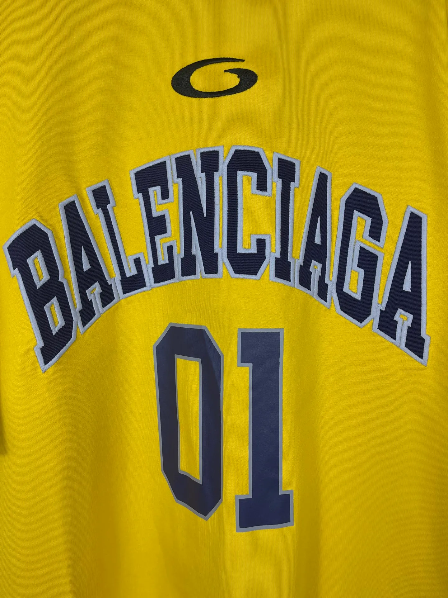 🅿️210 Actual pictures [Top version. Official website quality] BALENCI*GA/Paris.SS25 latest basketball uniform embroidered printed long-sleeved T-shirt. The front embroidery is embroidered and printed using a Tajima computer embroidery machine, the lower left corner is stamped, and the back piece is printed. Brick cabinets are synchronized. Genuine products are developed at the first time. The fabric is made of Paris ZP custom-woven and dyed cotton double yarn. Weighing 260 grams, the cloth surface is clean. The cloth pattern is clear, soft and comfortable. The threads are dyed with no color difference. The printing uses environmentally friendly imported materials, the letters are clear and the effect is three-dimensional. The version adopts OS loose shoulder design. Same style for men and women. Code: BL253626 Color: black, white, orchid, purple, yellow, green. Size: XS S M L