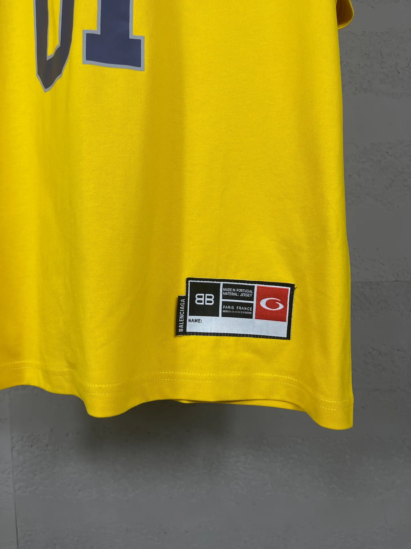 🅿️210 Actual pictures [Top version. Official website quality] BALENCI*GA/Paris.SS25 latest basketball uniform embroidered printed long-sleeved T-shirt. The front embroidery is embroidered and printed using a Tajima computer embroidery machine, the lower left corner is stamped, and the back piece is printed. Brick cabinets are synchronized. Genuine products are developed at the first time. The fabric is made of Paris ZP custom-woven and dyed cotton double yarn. Weighing 260 grams, the cloth surface is clean. The cloth pattern is clear, soft and comfortable. The threads are dyed with no color difference. The printing uses environmentally friendly imported materials, the letters are clear and the effect is three-dimensional. The version adopts OS loose shoulder design. Same style for men and women. Code: BL253626 Color: black, white, orchid, purple, yellow, green. Size: XS S M L