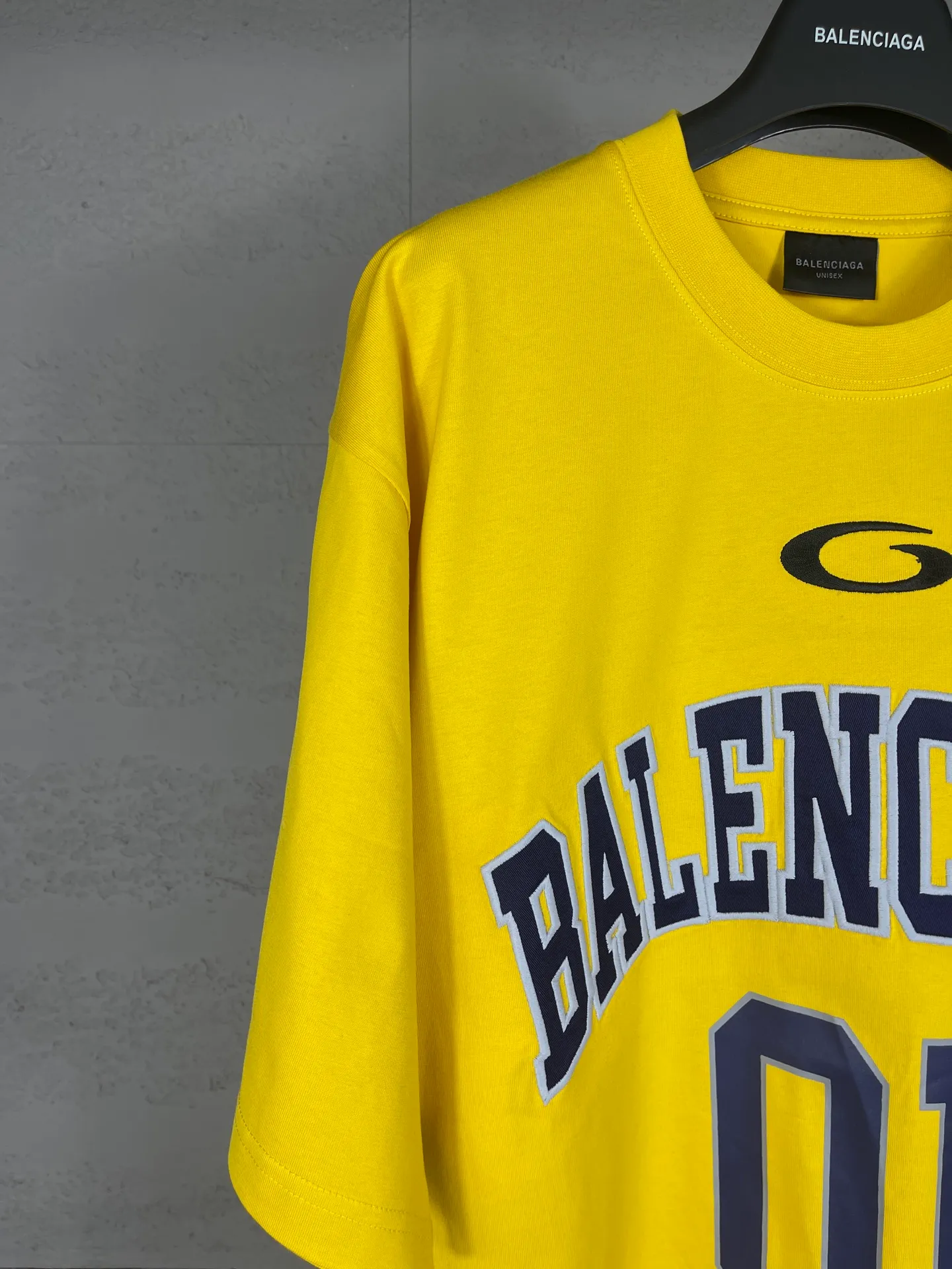 🅿️210 Actual pictures [Top version. Official website quality] BALENCI*GA/Paris.SS25 latest basketball uniform embroidered printed long-sleeved T-shirt. The front embroidery is embroidered and printed using a Tajima computer embroidery machine, the lower left corner is stamped, and the back piece is printed. Brick cabinets are synchronized. Genuine products are developed at the first time. The fabric is made of Paris ZP custom-woven and dyed cotton double yarn. Weighing 260 grams, the cloth surface is clean. The cloth pattern is clear, soft and comfortable. The threads are dyed with no color difference. The printing uses environmentally friendly imported materials, the letters are clear and the effect is three-dimensional. The version adopts OS loose shoulder design. Same style for men and women. Code: BL253626 Color: black, white, orchid, purple, yellow, green. Size: XS S M L