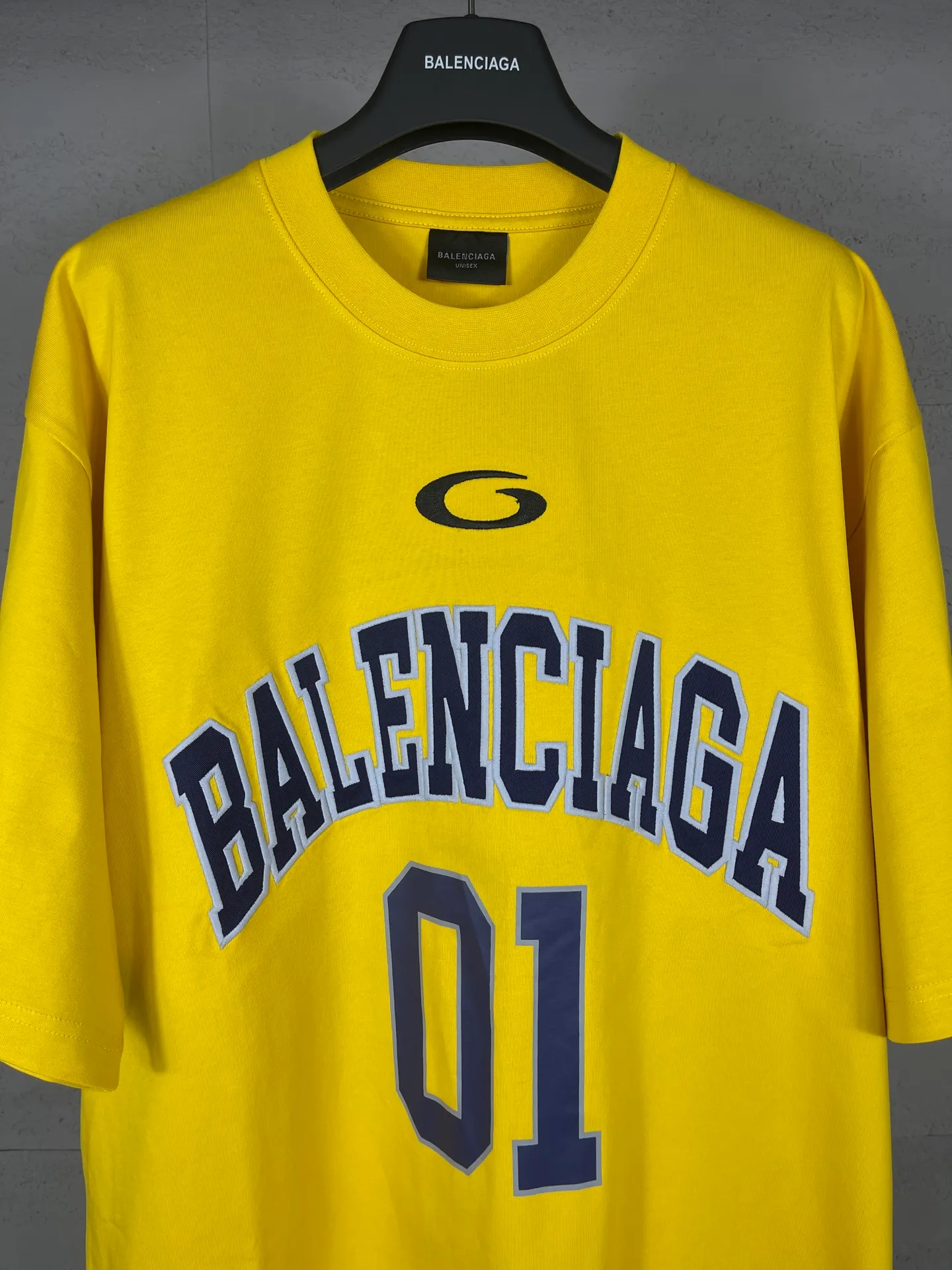 🅿️210 Actual pictures [Top version. Official website quality] BALENCI*GA/Paris.SS25 latest basketball uniform embroidered printed long-sleeved T-shirt. The front embroidery is embroidered and printed using a Tajima computer embroidery machine, the lower left corner is stamped, and the back piece is printed. Brick cabinets are synchronized. Genuine products are developed at the first time. The fabric is made of Paris ZP custom-woven and dyed cotton double yarn. Weighing 260 grams, the cloth surface is clean. The cloth pattern is clear, soft and comfortable. The threads are dyed with no color difference. The printing uses environmentally friendly imported materials, the letters are clear and the effect is three-dimensional. The version adopts OS loose shoulder design. Same style for men and women. Code: BL253626 Color: black, white, orchid, purple, yellow, green. Size: XS S M L