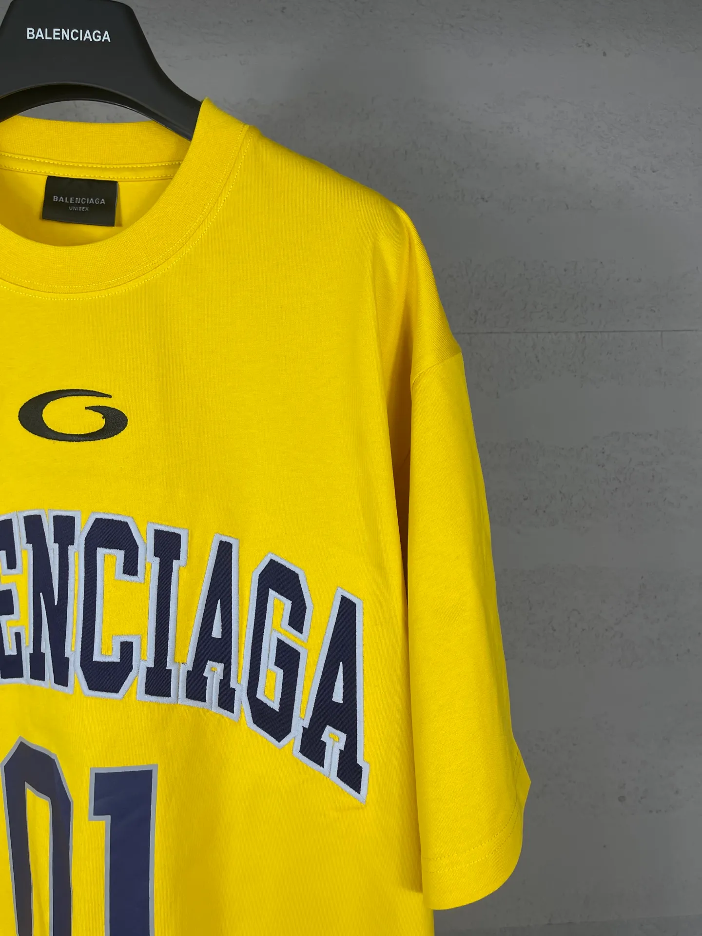 🅿️210 Actual pictures [Top version. Official website quality] BALENCI*GA/Paris.SS25 latest basketball uniform embroidered printed long-sleeved T-shirt. The front embroidery is embroidered and printed using a Tajima computer embroidery machine, the lower left corner is stamped, and the back piece is printed. Brick cabinets are synchronized. Genuine products are developed at the first time. The fabric is made of Paris ZP custom-woven and dyed cotton double yarn. Weighing 260 grams, the cloth surface is clean. The cloth pattern is clear, soft and comfortable. The threads are dyed with no color difference. The printing uses environmentally friendly imported materials, the letters are clear and the effect is three-dimensional. The version adopts OS loose shoulder design. Same style for men and women. Code: BL253626 Color: black, white, orchid, purple, yellow, green. Size: XS S M L