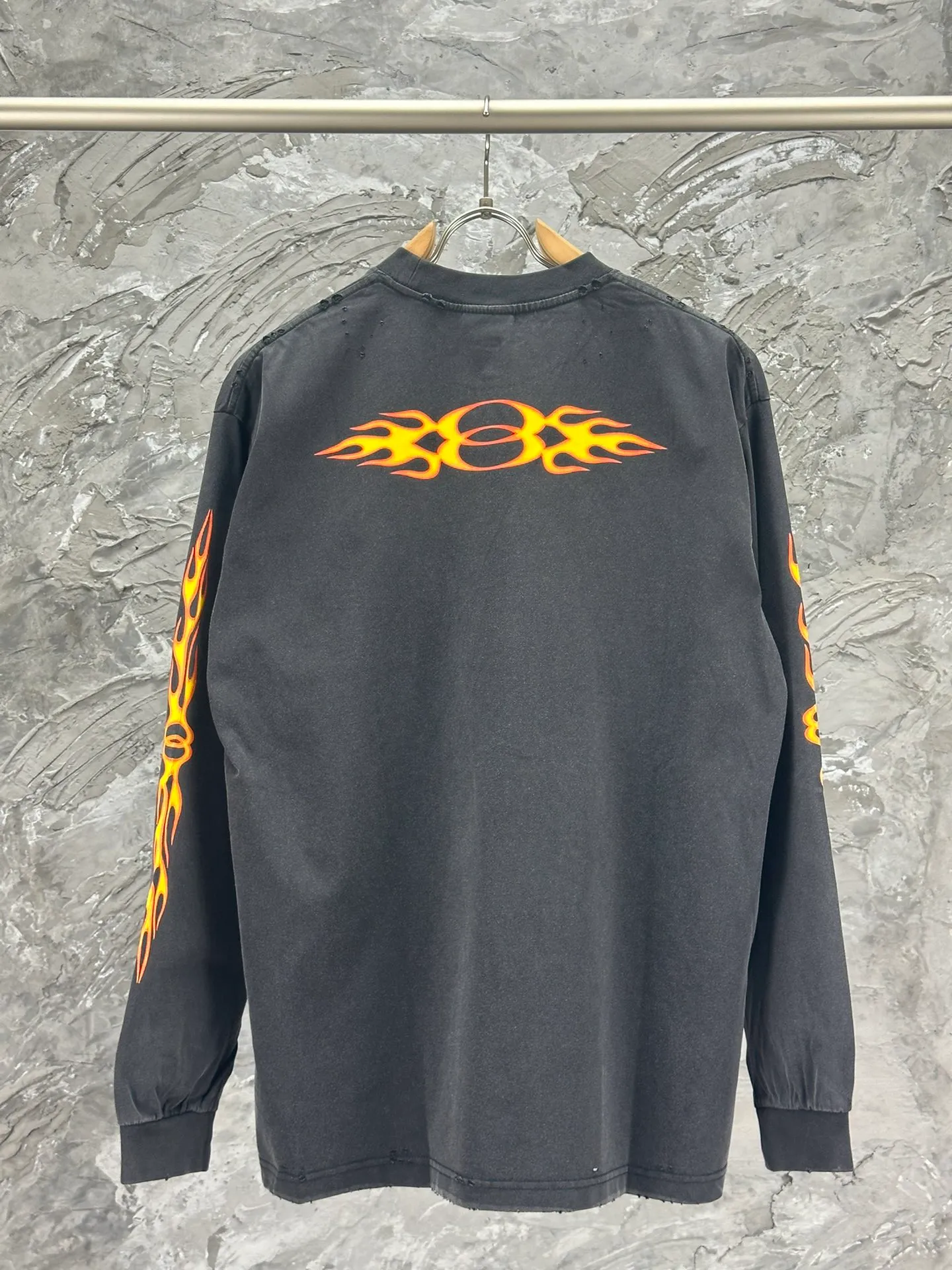 🅿️270 - BALENCI*GA Paris s#Double Ring# flame direct injection printed washed distressed long sleeves. The fabric is made of Paris ZP custom woven and dyed double yarn pure cotton fabric 280g. The thread is custom woven and dyed without color difference before and after. The printing is made of environmentally friendly imported materials and direct spray. The ready-made garments are washed in many places to make them worn and worn. Two high-temperature shaping washes. os dropped shoulders and loose version are the same for men and women -Color: washed black -SIZE: XS S M L style number 8626#