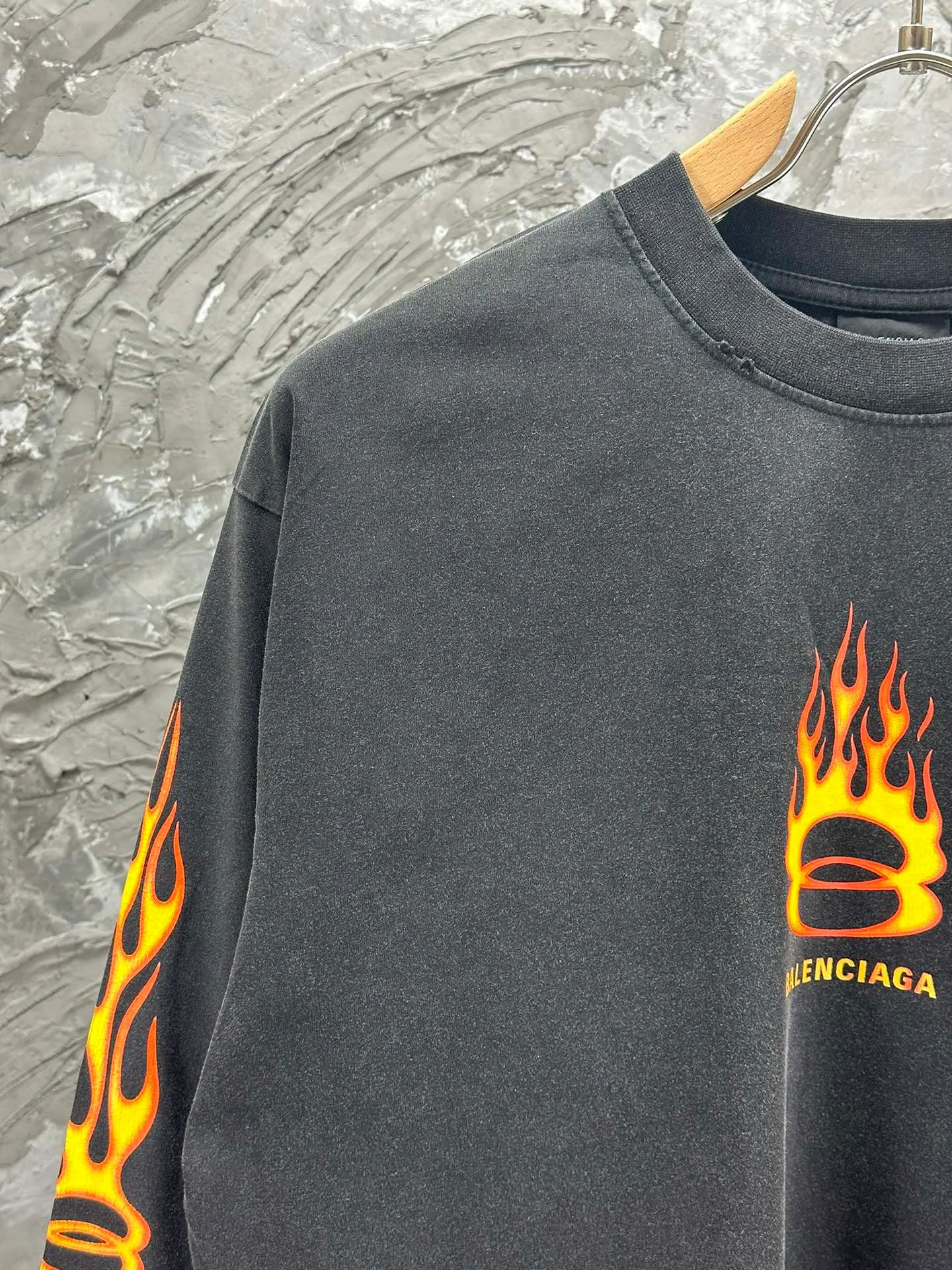🅿️270 - BALENCI*GA Paris s#Double Ring# flame direct injection printed washed distressed long sleeves. The fabric is made of Paris ZP custom woven and dyed double yarn pure cotton fabric 280g. The thread is custom woven and dyed without color difference before and after. The printing is made of environmentally friendly imported materials and direct spray. The ready-made garments are washed in many places to make them worn and worn. Two high-temperature shaping washes. os dropped shoulders and loose version are the same for men and women -Color: washed black -SIZE: XS S M L style number 8626#