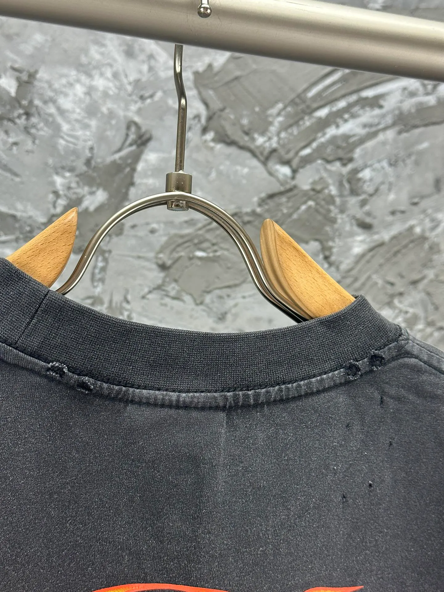 🅿️270 - BALENCI*GA Paris s#Double Ring# flame direct injection printed washed distressed long sleeves. The fabric is made of Paris ZP custom woven and dyed double yarn pure cotton fabric 280g. The thread is custom woven and dyed without color difference before and after. The printing is made of environmentally friendly imported materials and direct spray. The ready-made garments are washed in many places to make them worn and worn. Two high-temperature shaping washes. os dropped shoulders and loose version are the same for men and women -Color: washed black -SIZE: XS S M L style number 8626#